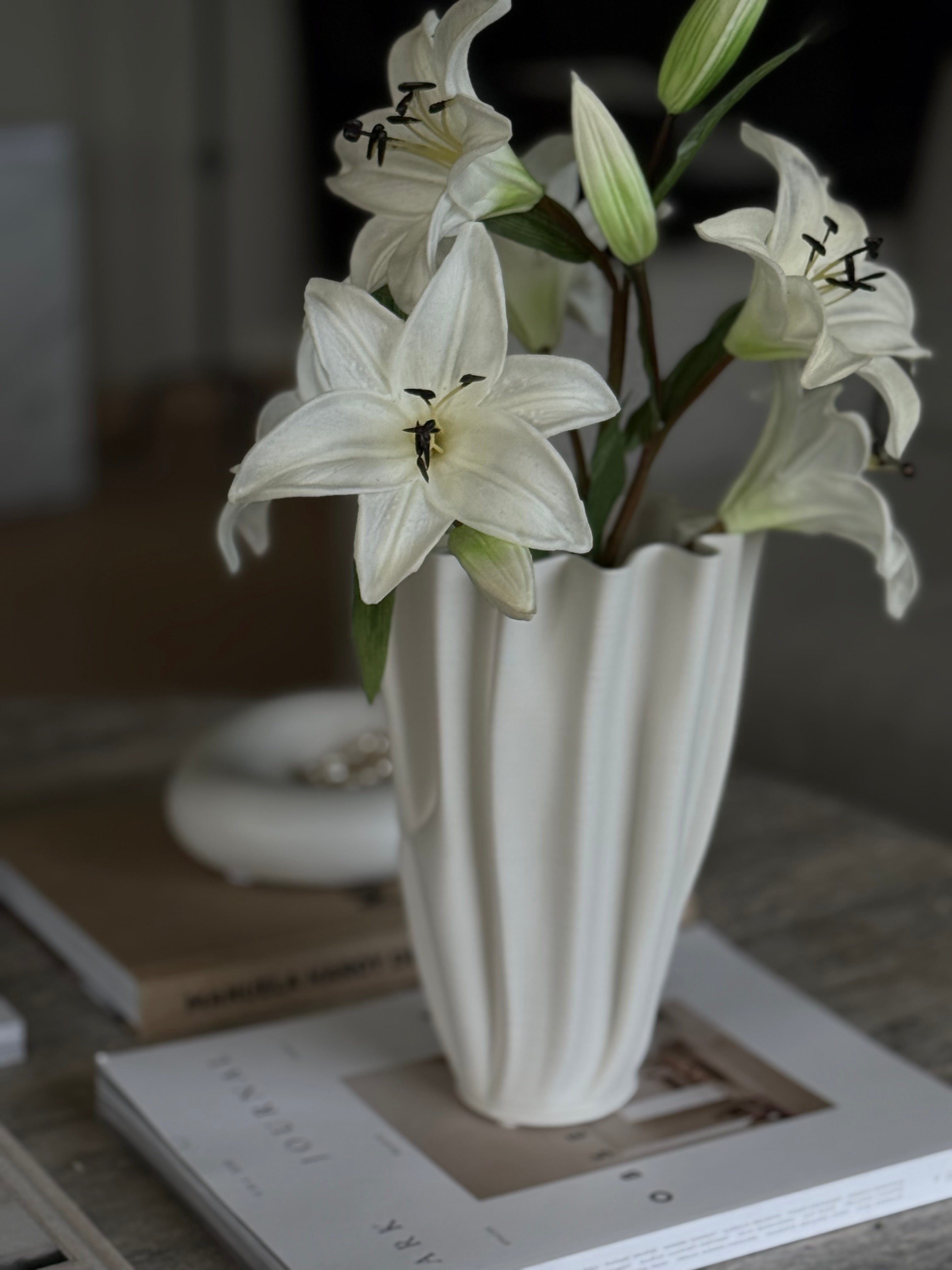 Vase fold – hvit keramikkvase med relieffaktige folder sett fra siden, høyde 26 cm