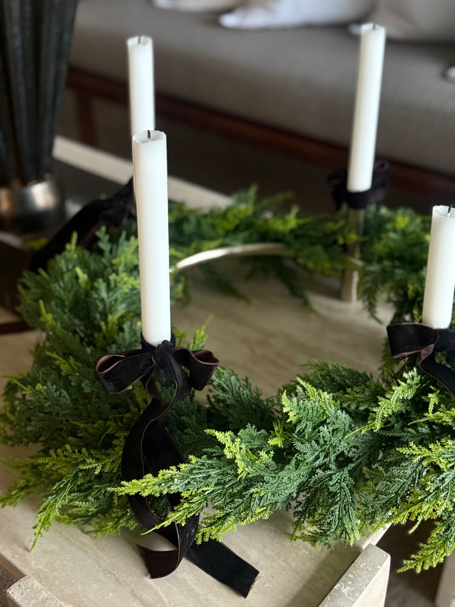 Adventsstake med grønn krans