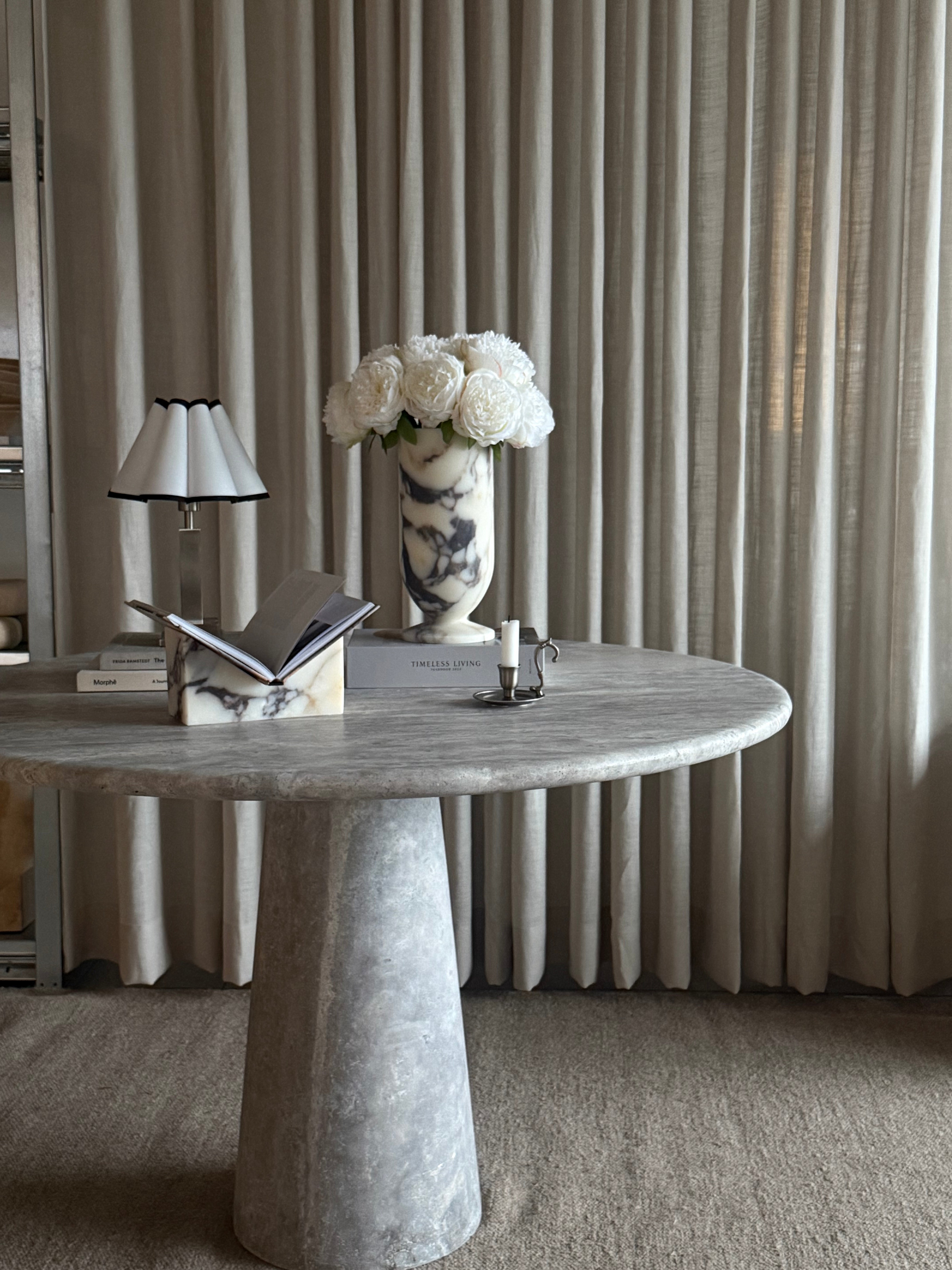 Monolith spisebord sølv travertine