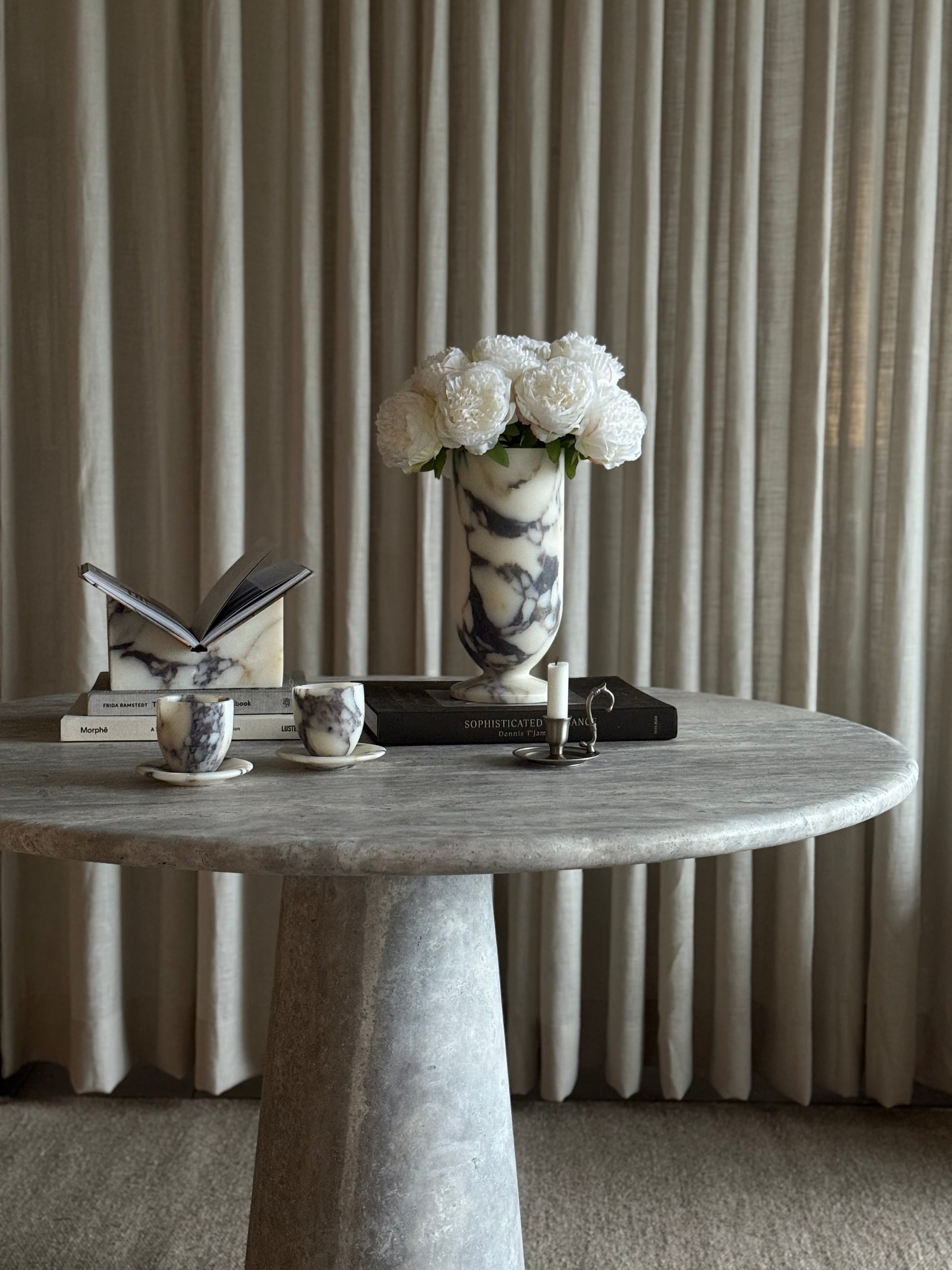 Monolith spisebord sølv travertine