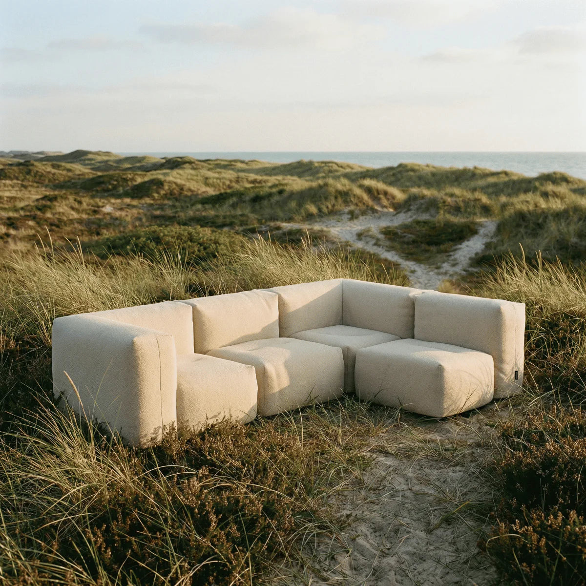Soft hjørnesofa beige boucle – nærbilde av bouclé-tekstur og avrundede former i varm beige tone