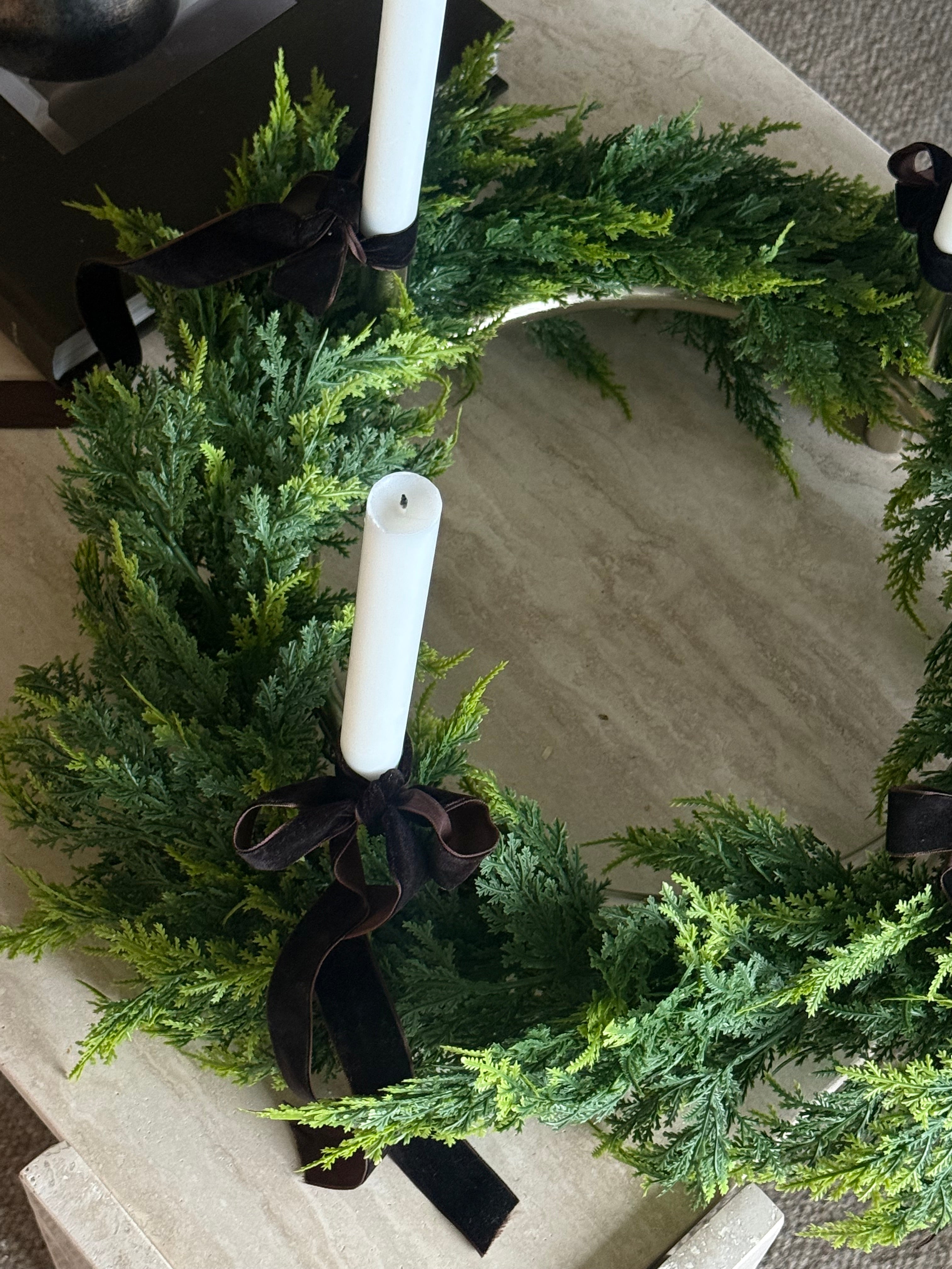 Adventsstake med grønn krans