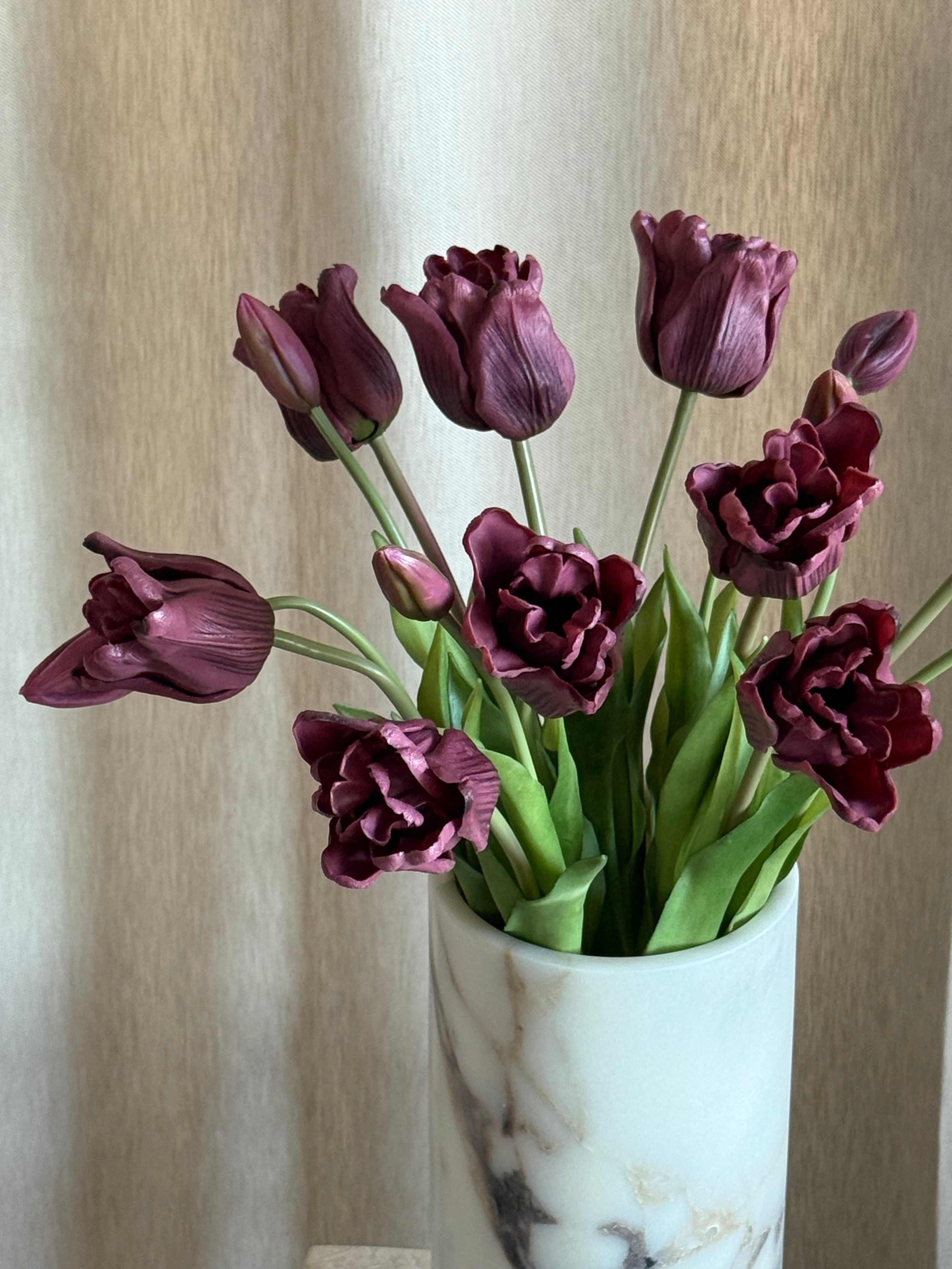Tulipan premiumbukett burgunder – tett komposisjon av 15 fyldige burgunderrøde tulipaner, høyde 46 cm