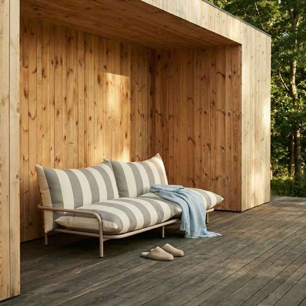 Mollis hagesofa beige – sideprofil med tydelige klare linjer og beige tekstiloverflate