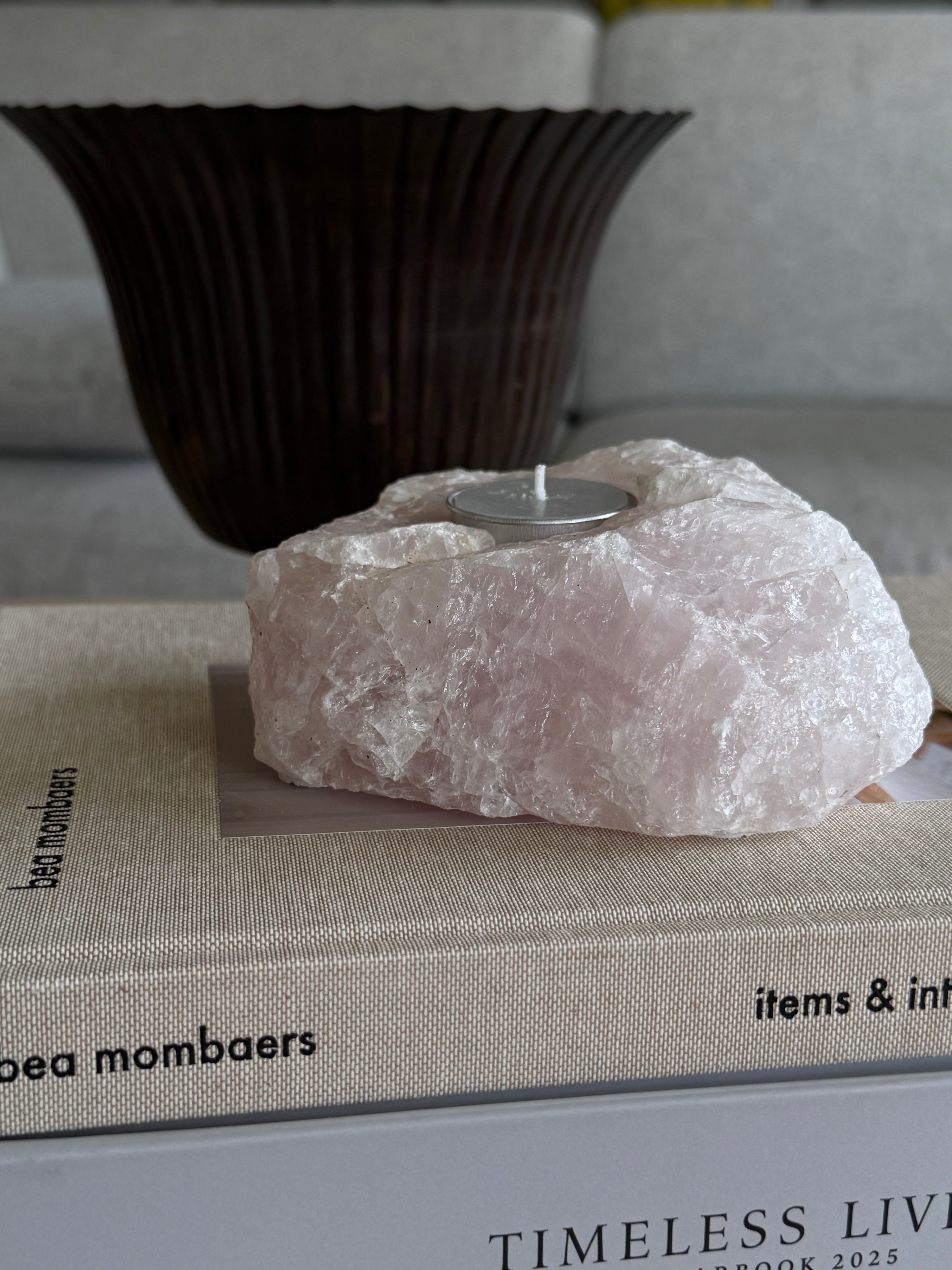 Quartz telysholder isrosa, detaljbilde av naturlig kvartstekstur og mineralsk overflate med rosa fargetone
