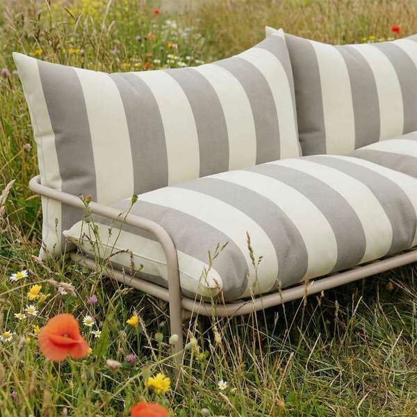 Mollis hagesofa beige med puter – romslig sittearrangement i beige toner, dansk design