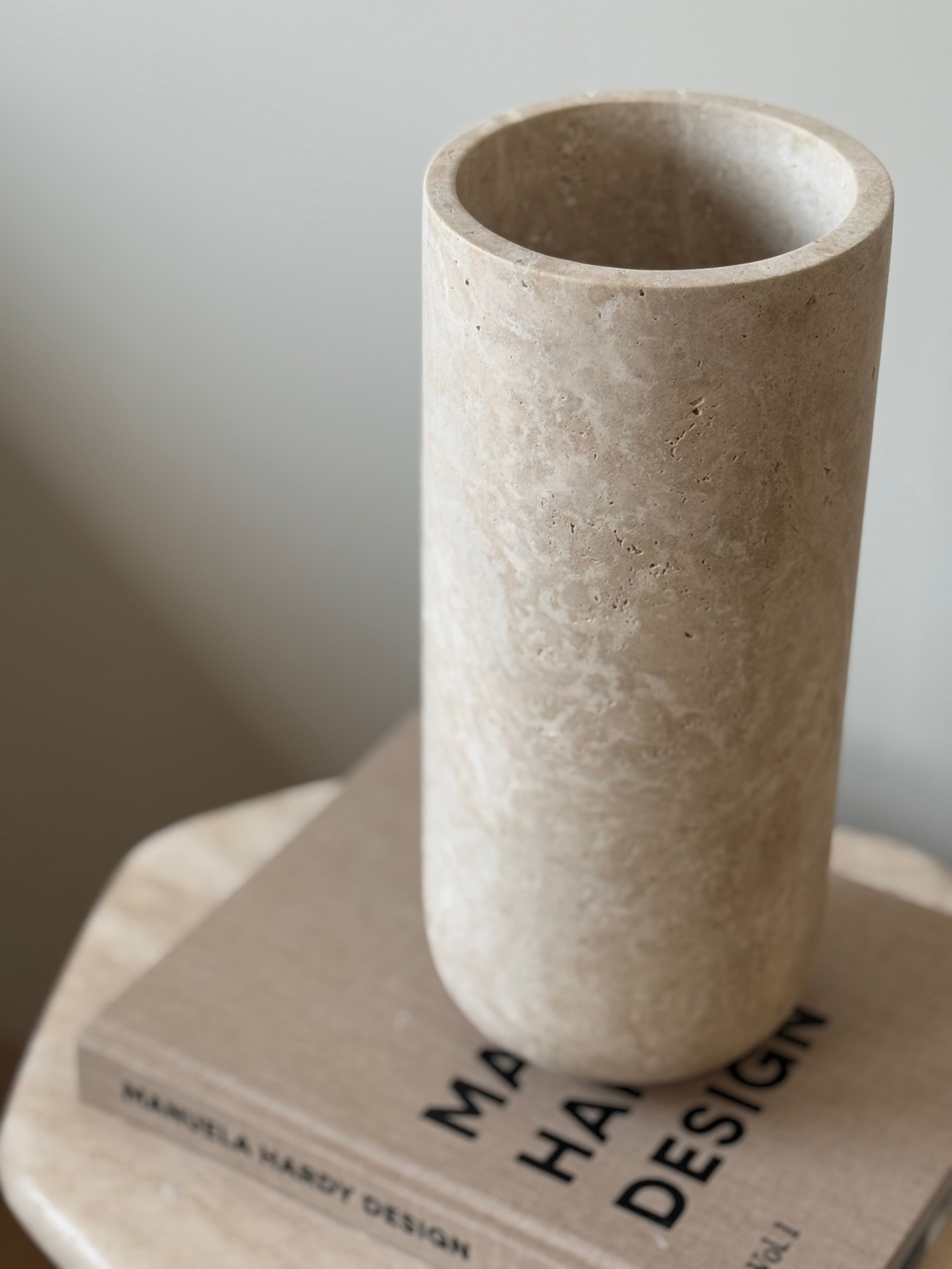 Sasso stor lys travertin vase – nærbilde av travertinoverflate med spill av lys i naturlige årer, H: 35 cm