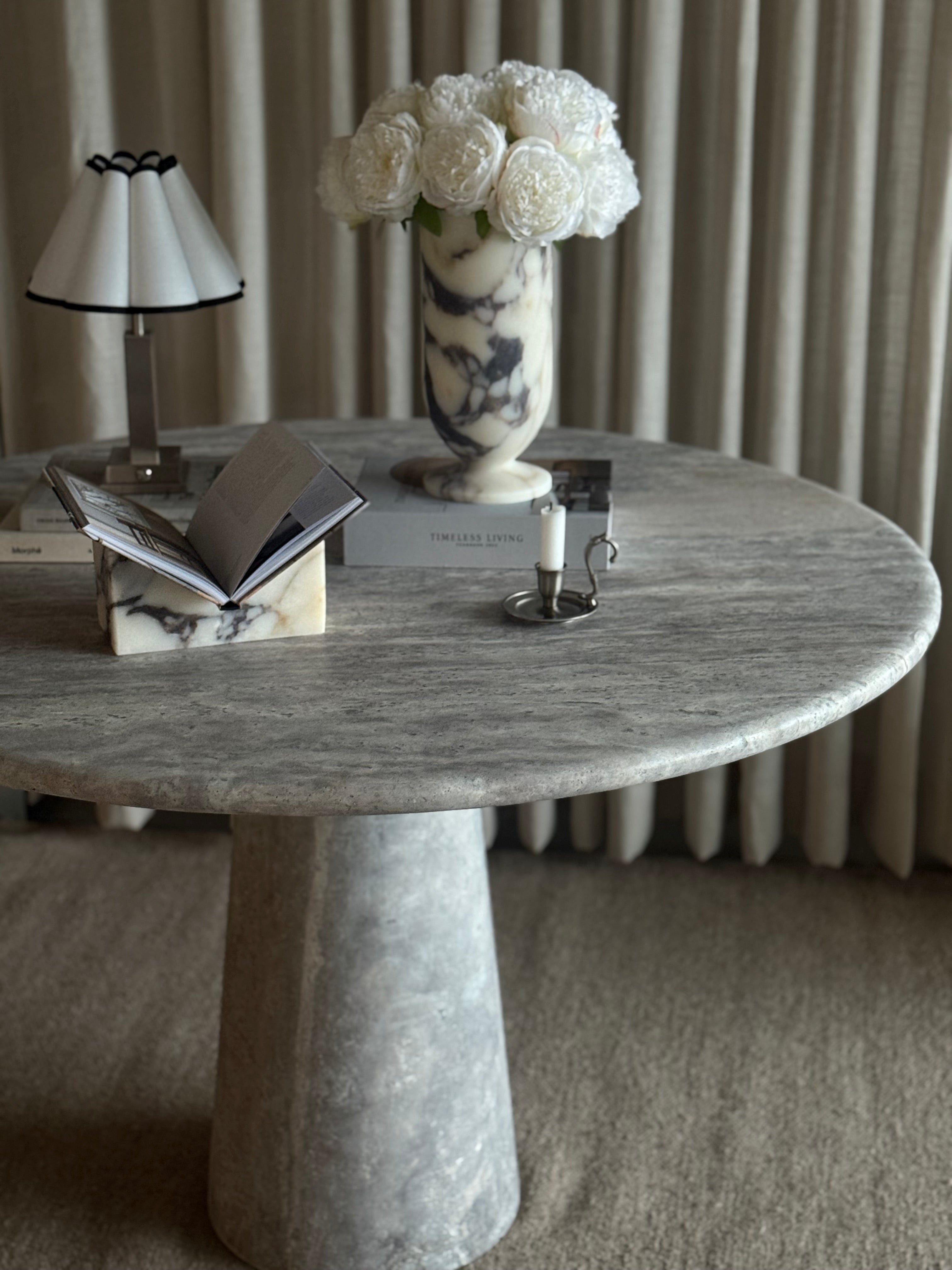 Monolith spisebord sølv travertine