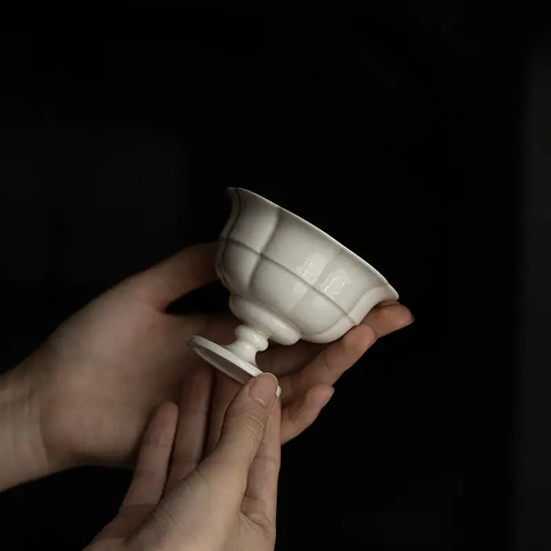 Petite Coupe kopp på fot — delikate bølgete kanter og raffinert kurvet porseleinsform, 100 ml