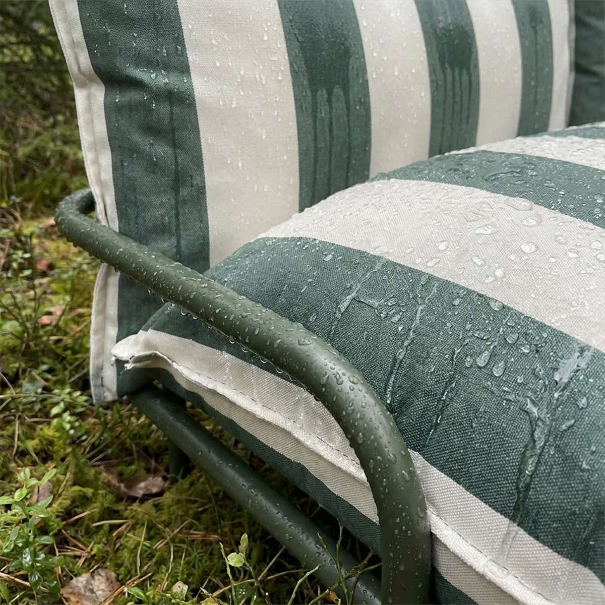Mollis hagesofa olive i naturlig lys – romslig dansk loungesofa i olivengrønn med dempet overflate