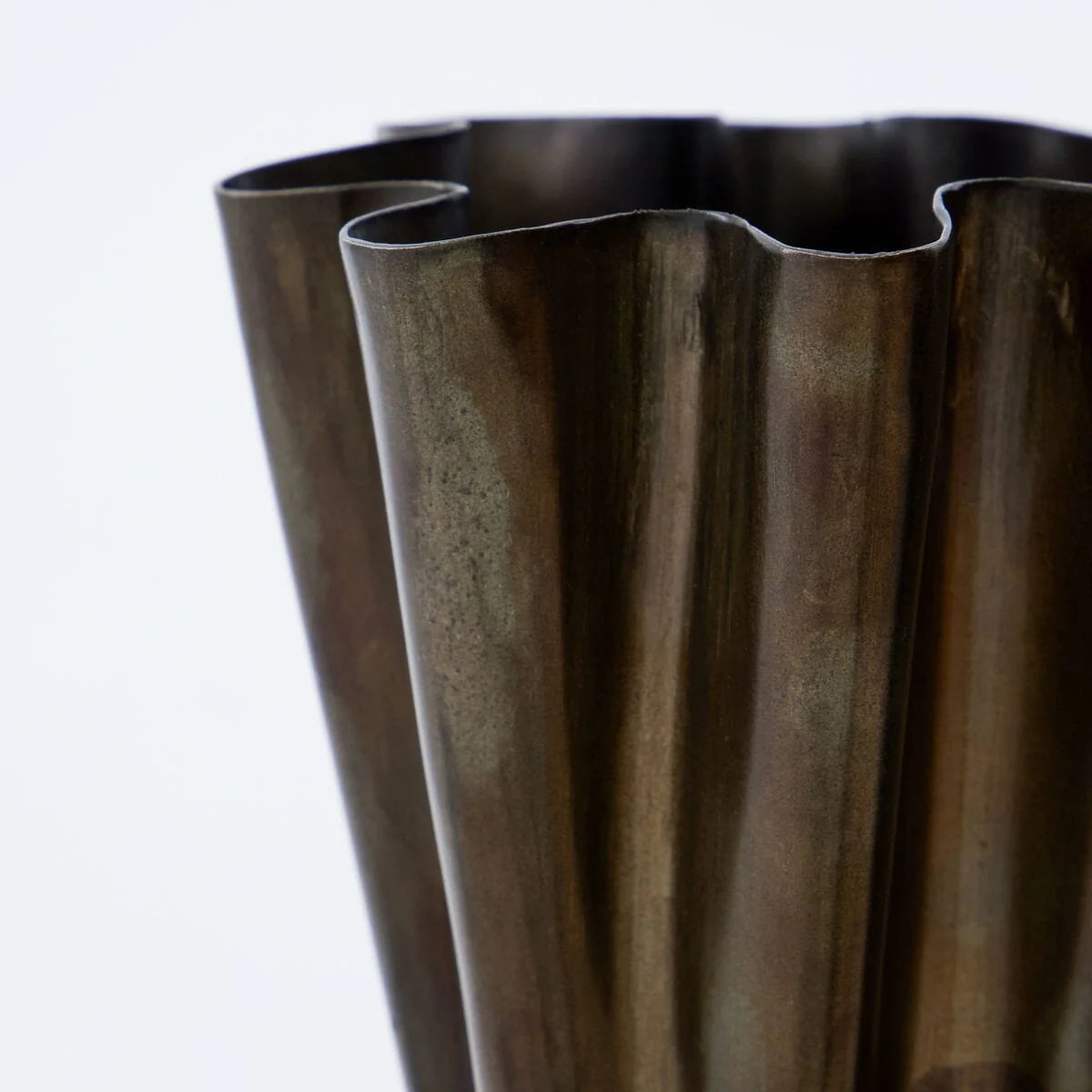 Mini vase Frill metall i jern, børstet sølvfinish, dynamiske sidefolder – H 13 cm D 12,5 cm