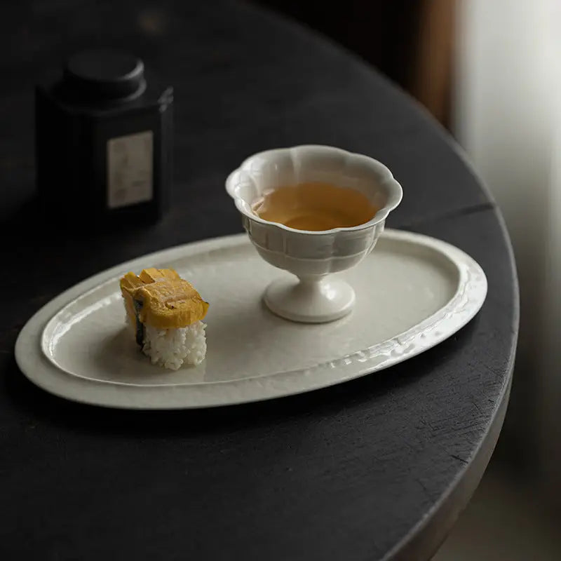 Petite Coupe sett ovenfra — subtil porseleinssilhuett med myke kurver og tidløst elegant finish