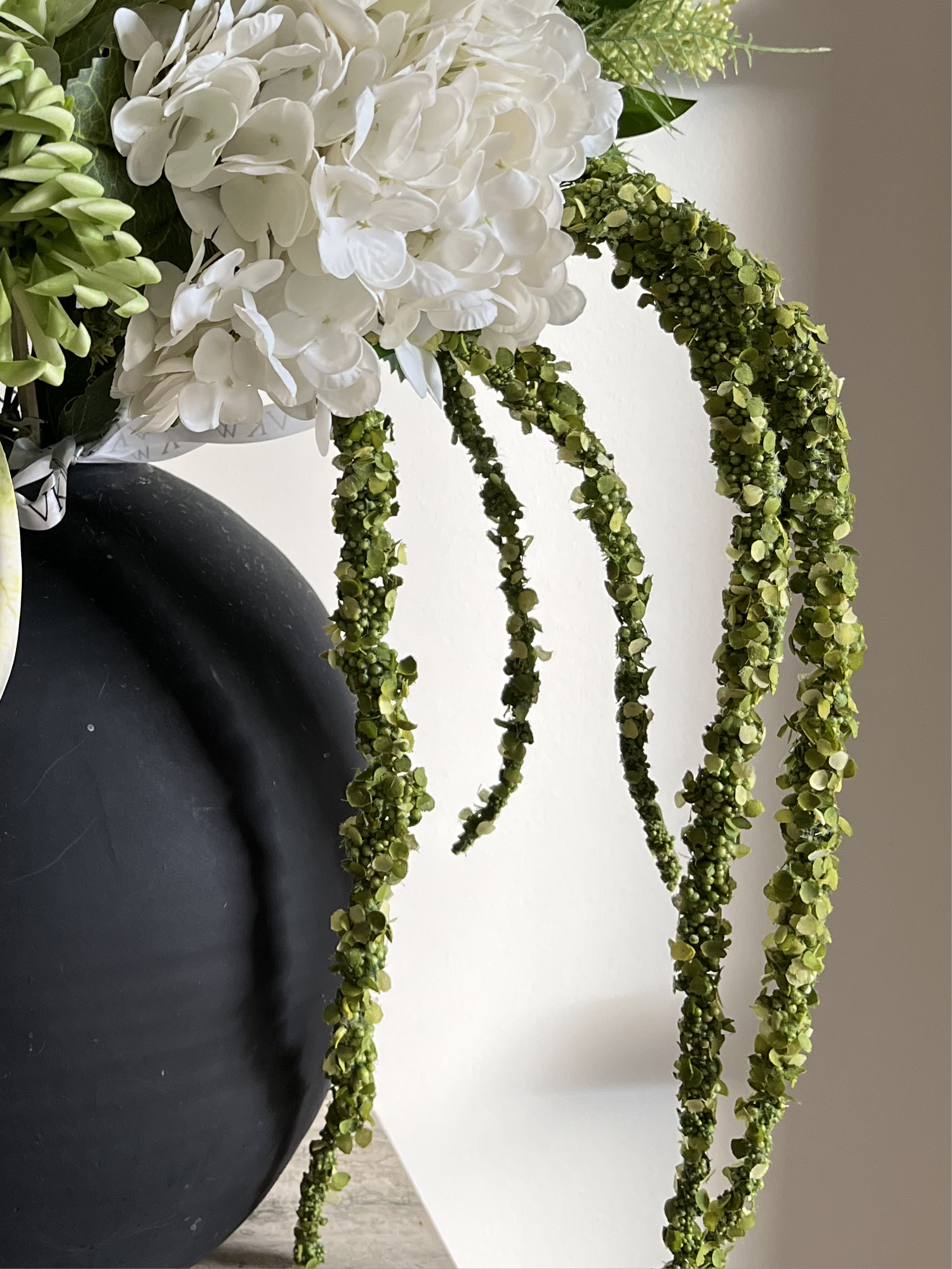 Amaranthus grønn nærbilde av hengende blomsterstreng med skiftende grønn overflate i naturlig lys