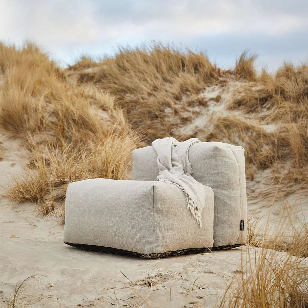 Soft 3 seter sand i hage – formstabil utesofa med sandfarget overflate og integrert stropp