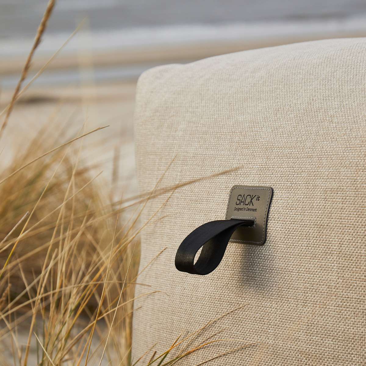 Soft hjørnesofa sand – nærbilde av tekstur og overflate på rammeløs utesofa