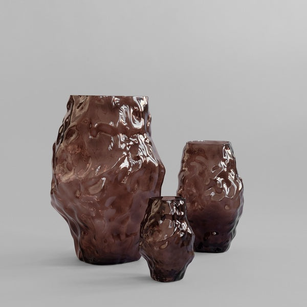 Katachi vase mini Smoked forest sett fra siden – munnblåst glass med skulpturell, ujevn overflate i røykfylt grønn tone