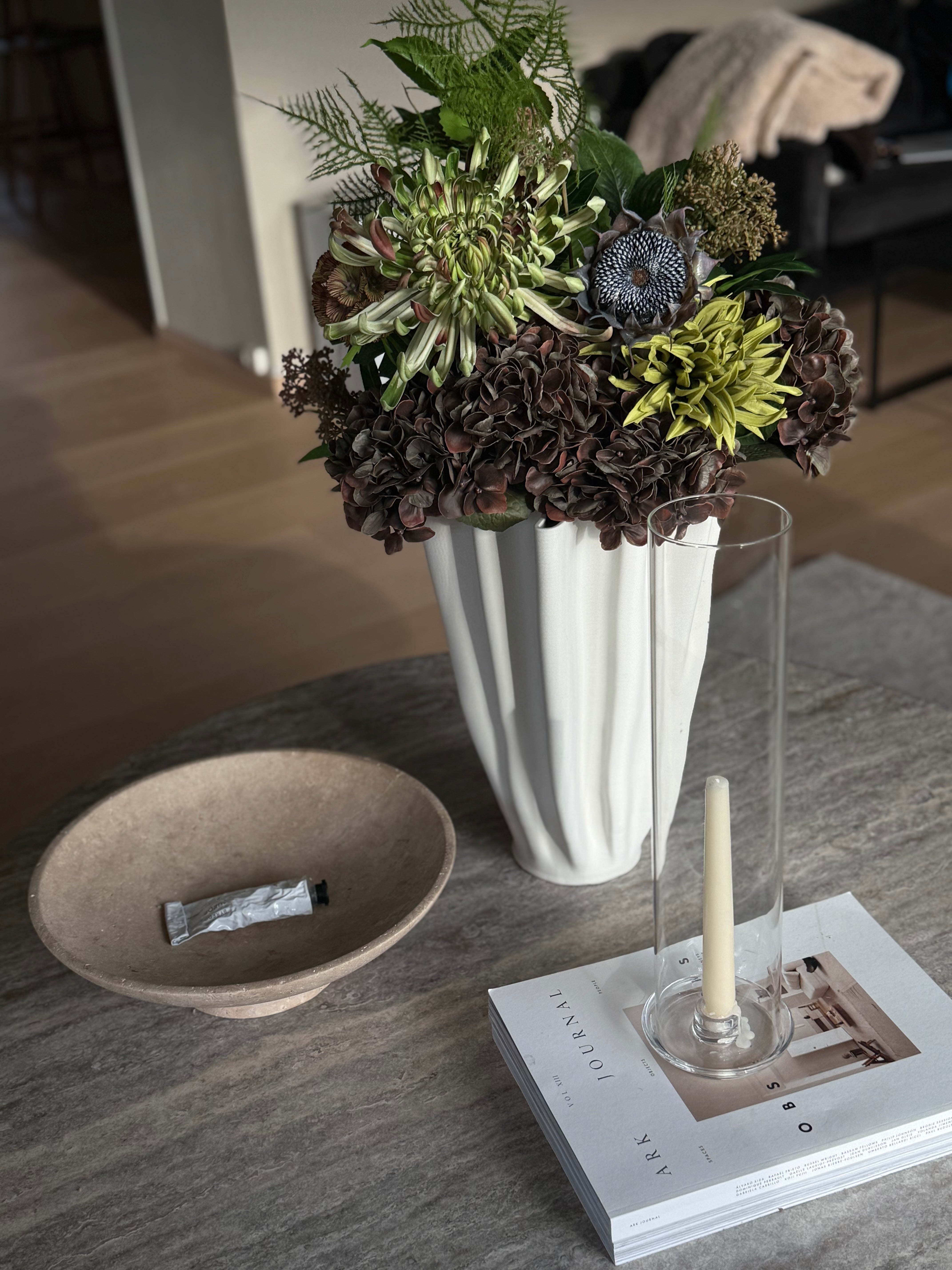 Vase Fold sett ovenfra med skulpturell foldform og jevn matt overflate i grå-hvit tone