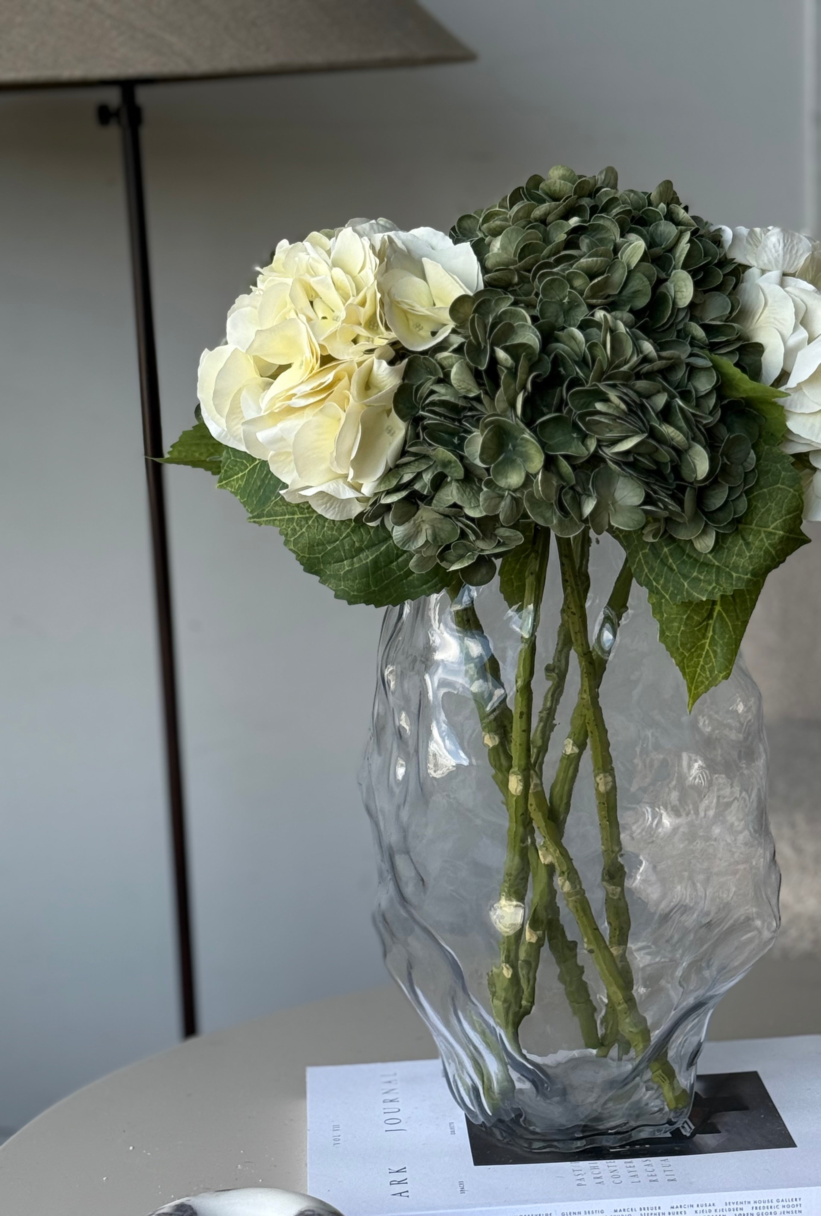 Hortensiabukett sett ovenfra – grønne og kremhvite blomstertopper i sirkulær form
