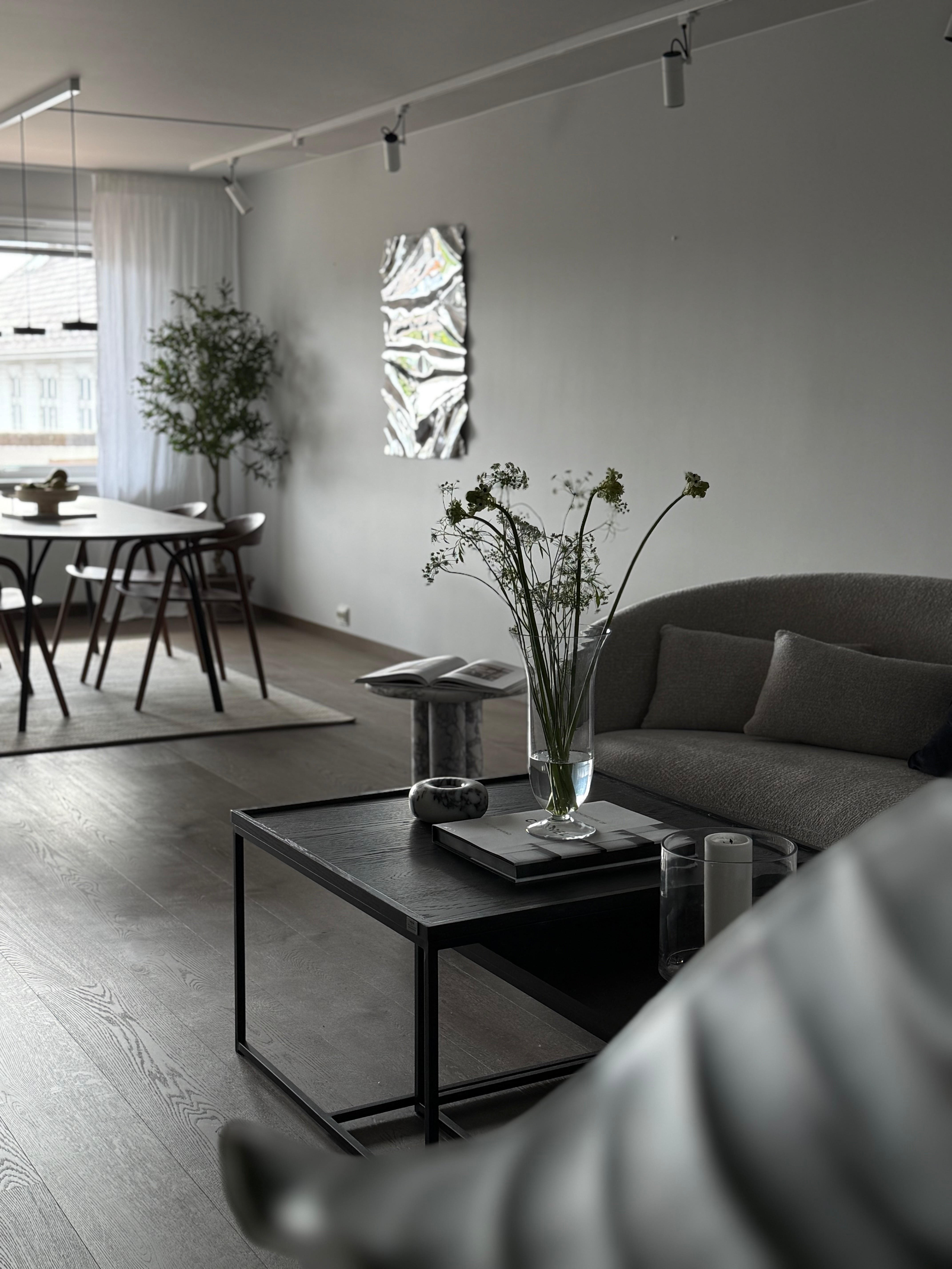 Klassisk glassvase sett fra siden – klar finish og elegant form, høyde 35 cm
