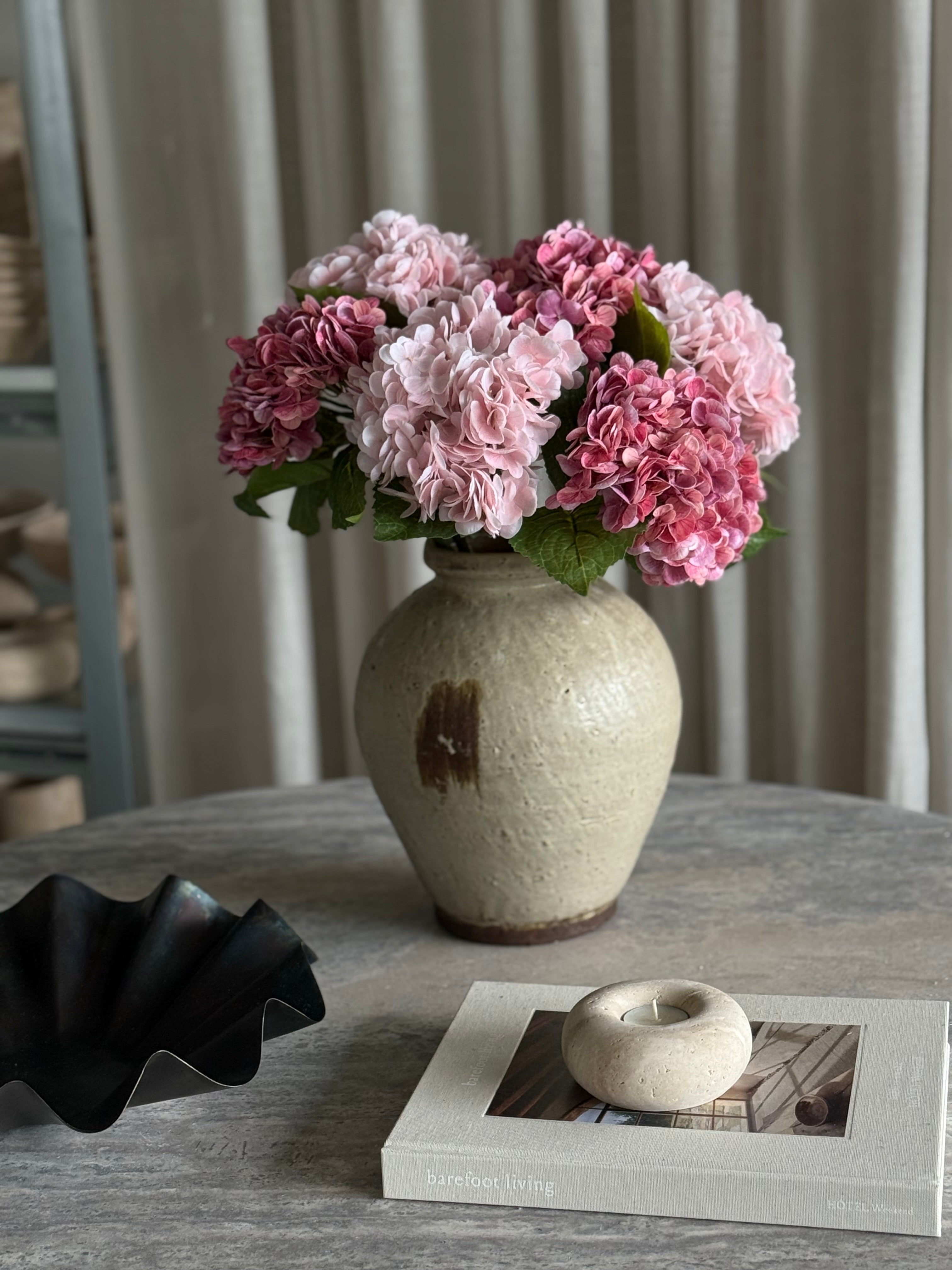 Hortensiabukett rosa i arrangement — mørk og lys rosa hortensia med fyldig, skulpturell blomsterform