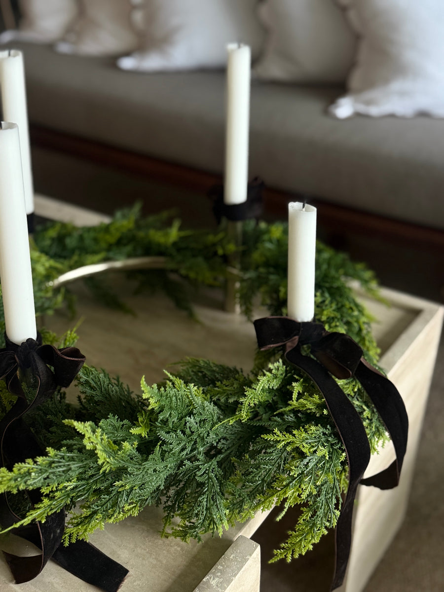 Adventsstake med grønn krans