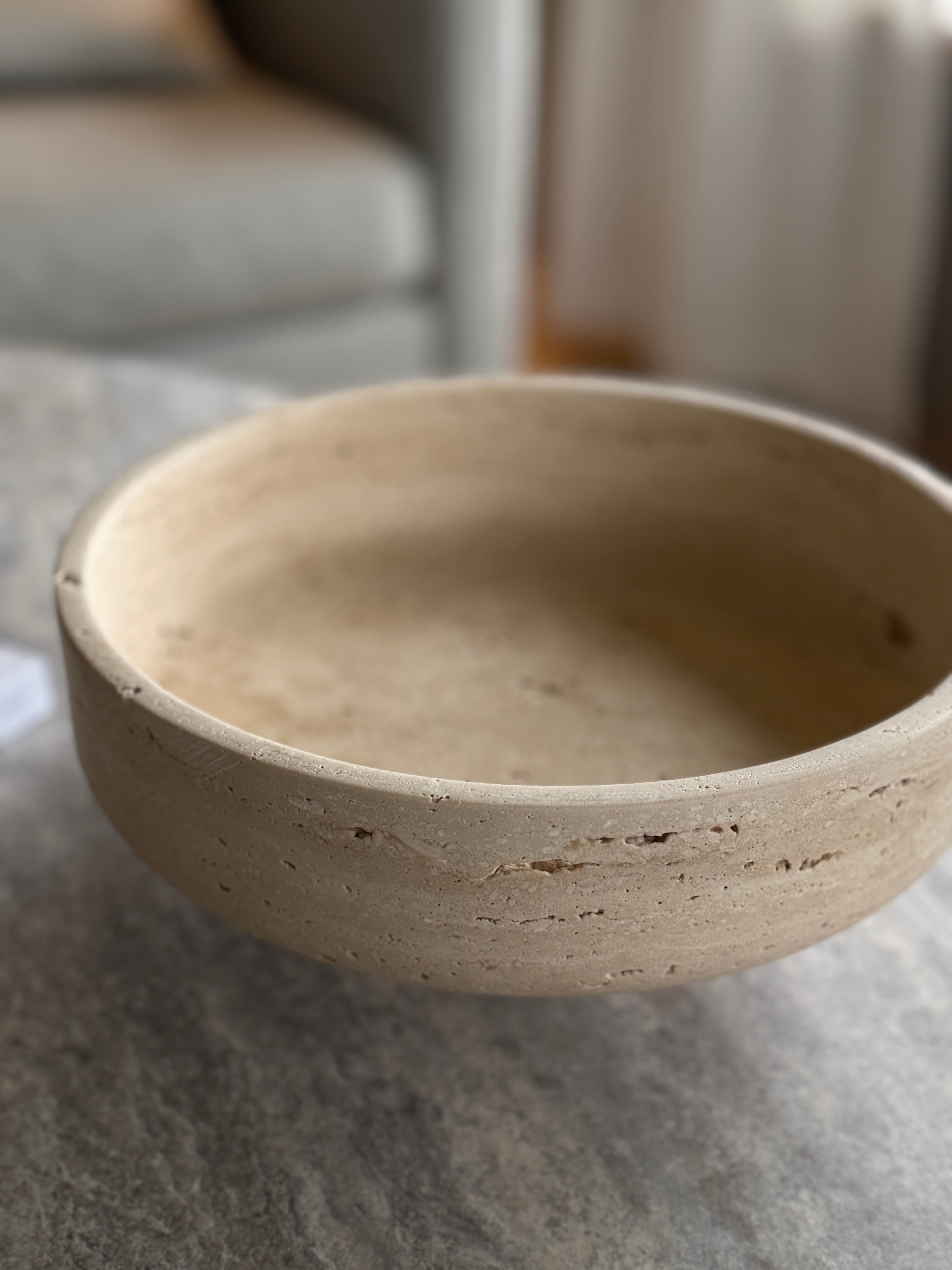 Amara skål travertin Ø 25 cm – gjennomskinnelig pore synlig i lysgjennomgang, naturlig steinkarakter