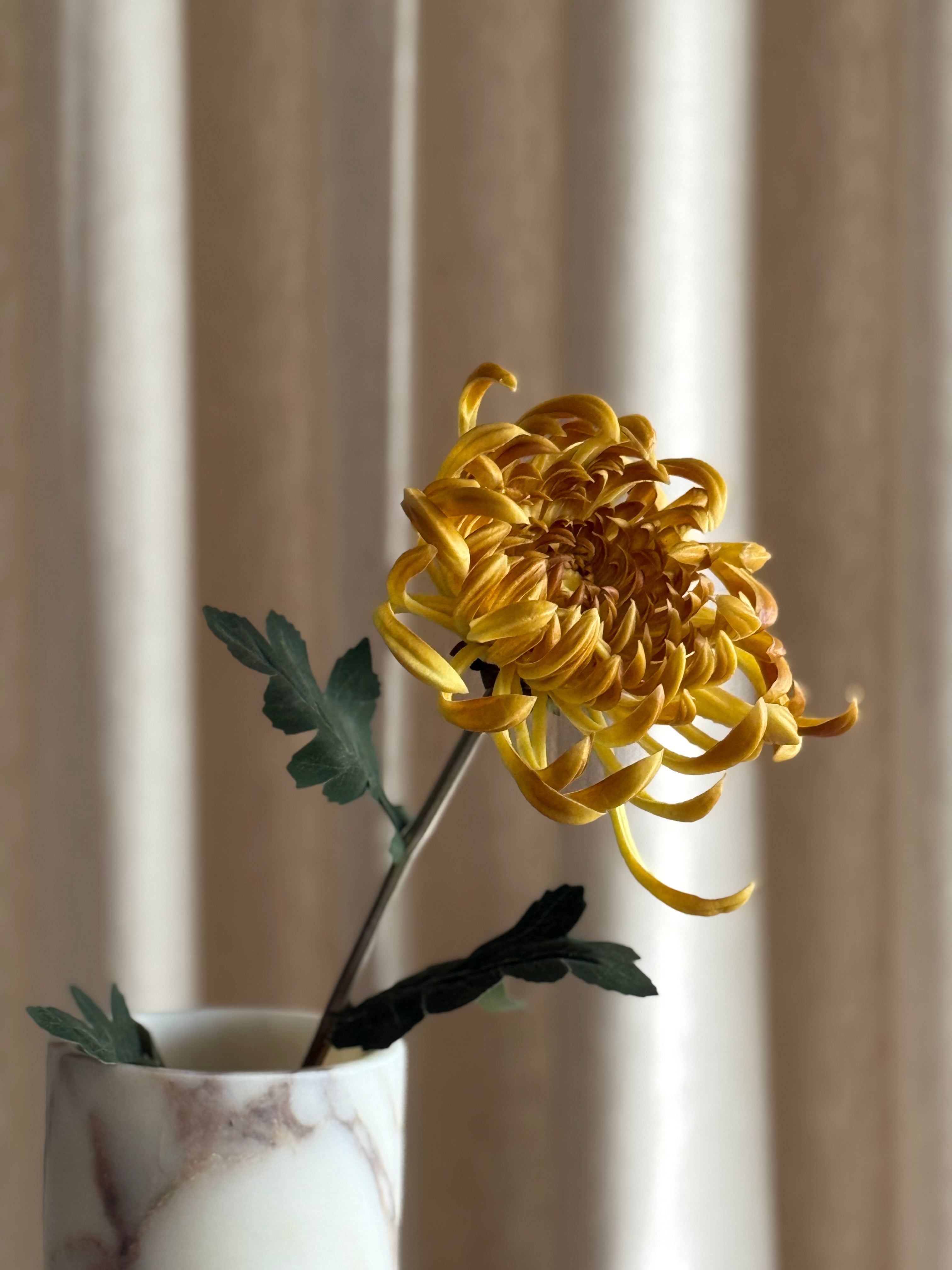 Krysantemum stor gul kunstig blomst med naturtro detaljer og skulpturell form i vase