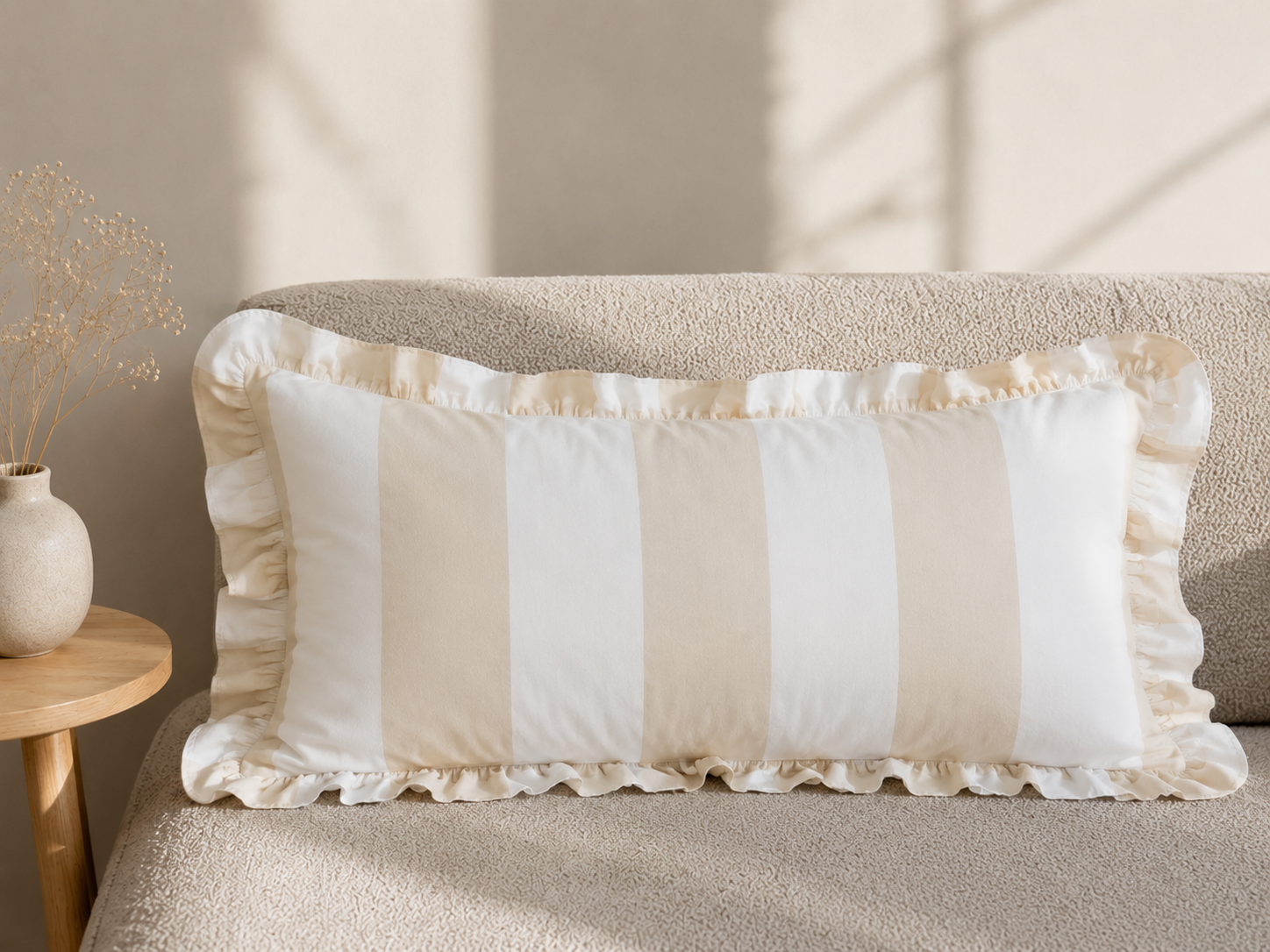 Stripe ruffle beige putebetrekk 40x60 i 100% bomull med delikate rysjer og stripete tekstur