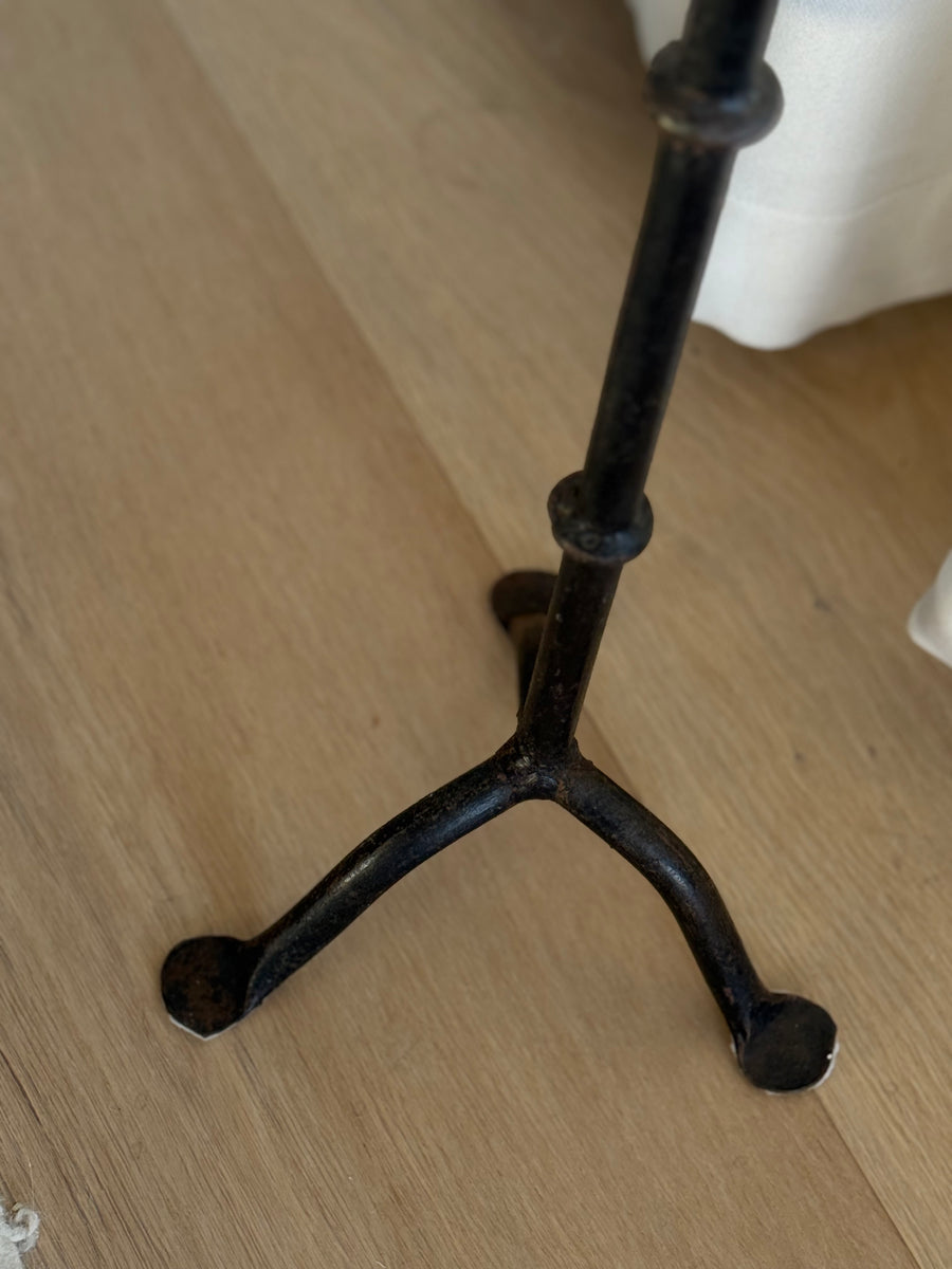 Fransk vintage lysestake i smijern – slank modell