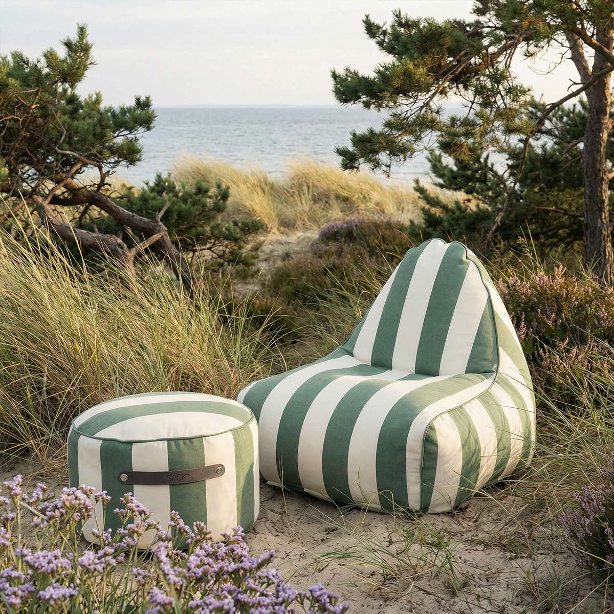 Mollis stol og puff olive – loungesett med formstabil profil og dempet oliventone, laget for utebruk