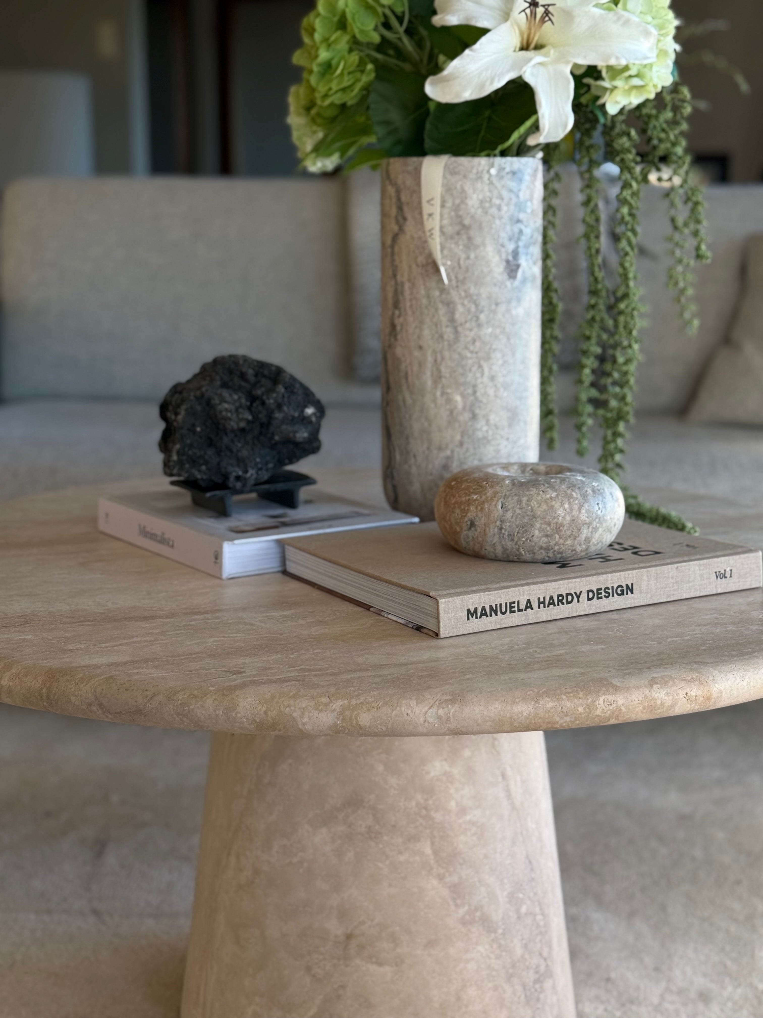 Massimo sofabord 90 x 45 cm, travertin-plate med håndlaget finish – fossile årer og varm beige overflate