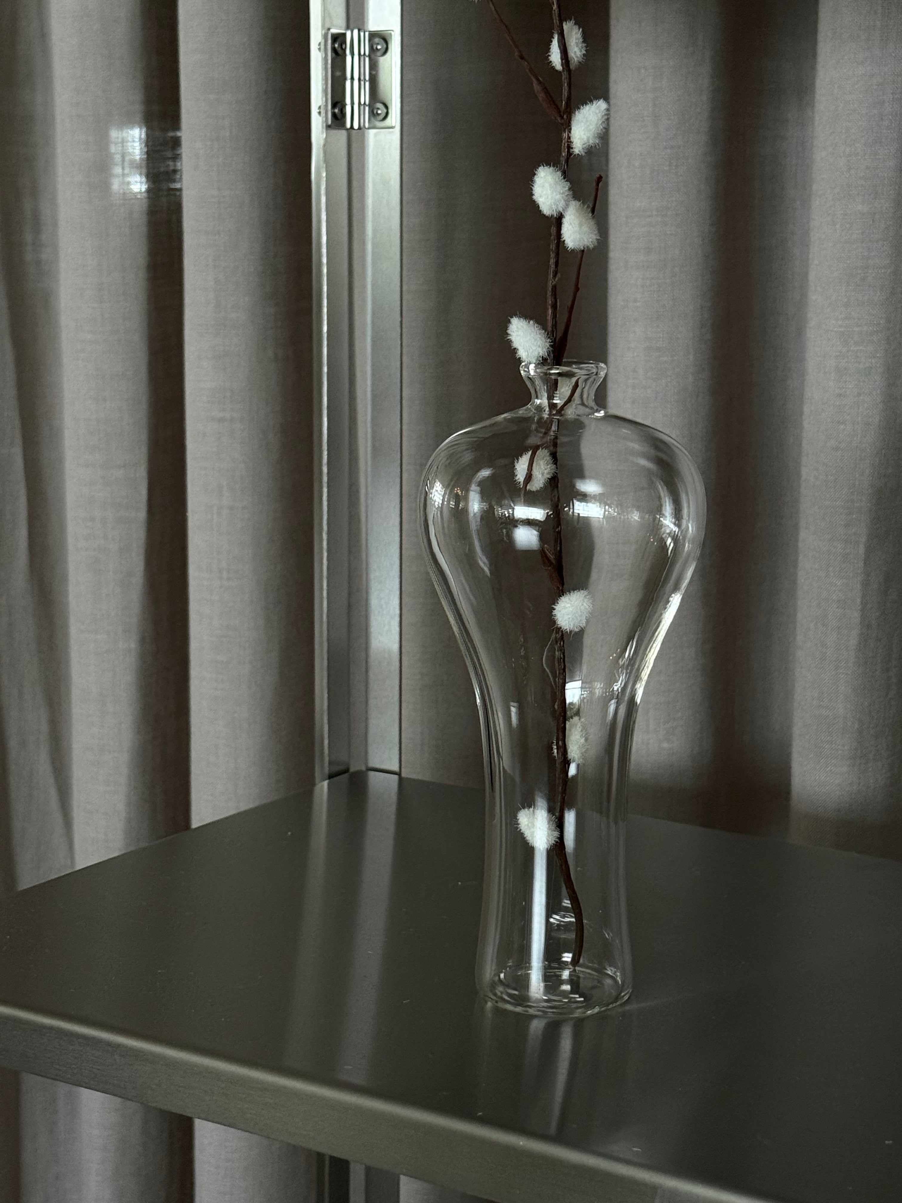 Luna vase sett fra siden – slank fot og avrundet topp i klart, skulpturelt glass