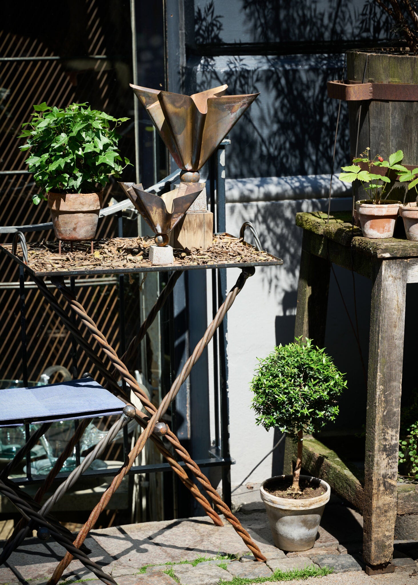 Tage Andersen vase liten, skulpturell form med spill av skygger og organisk karakter