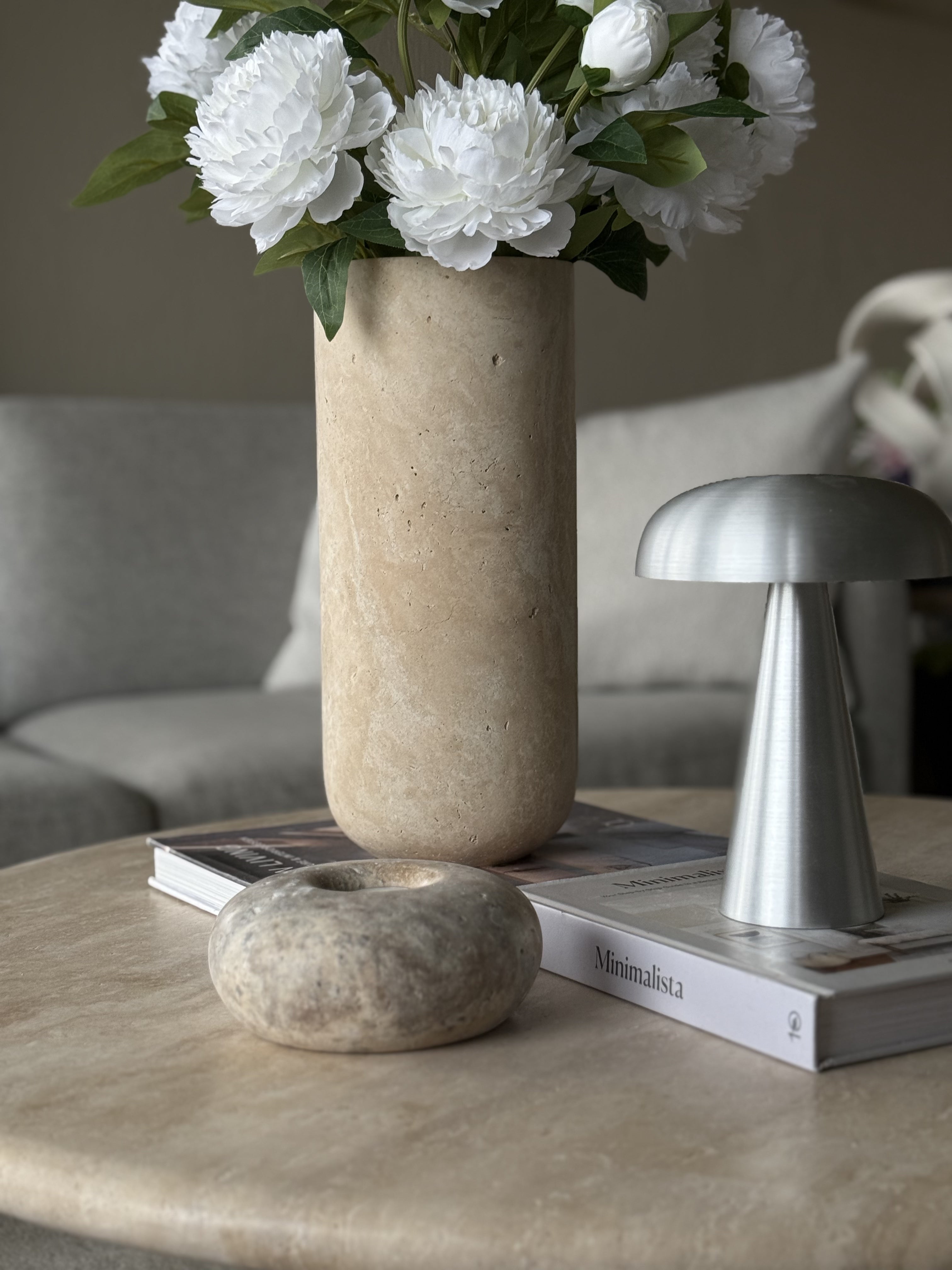 Sasso stor lys travertin vase – ren skulpturell silhuett i lys naturstein, H: 35 cm, diameter 15 cm