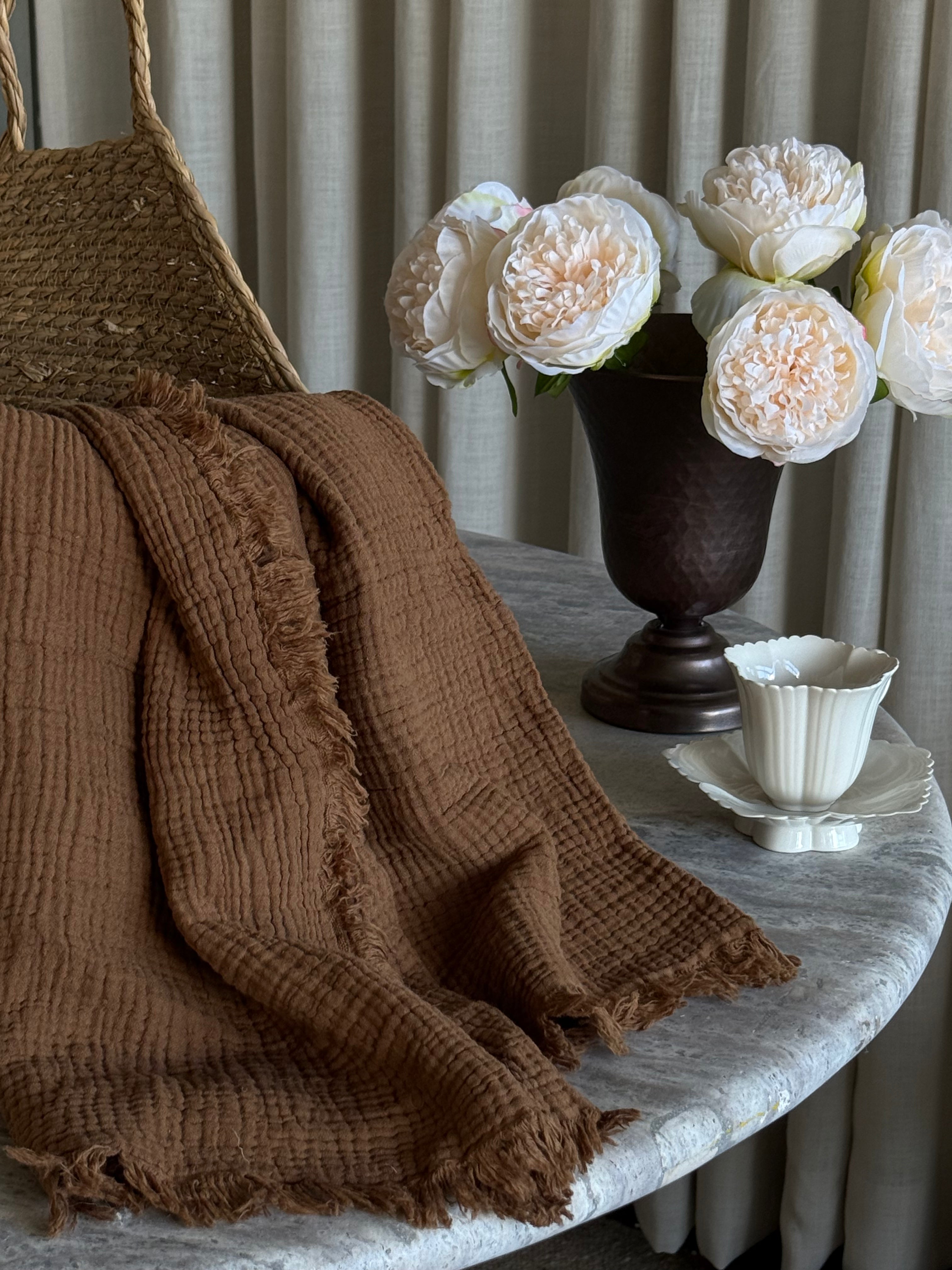 Ekstra soft musselin teppe brun