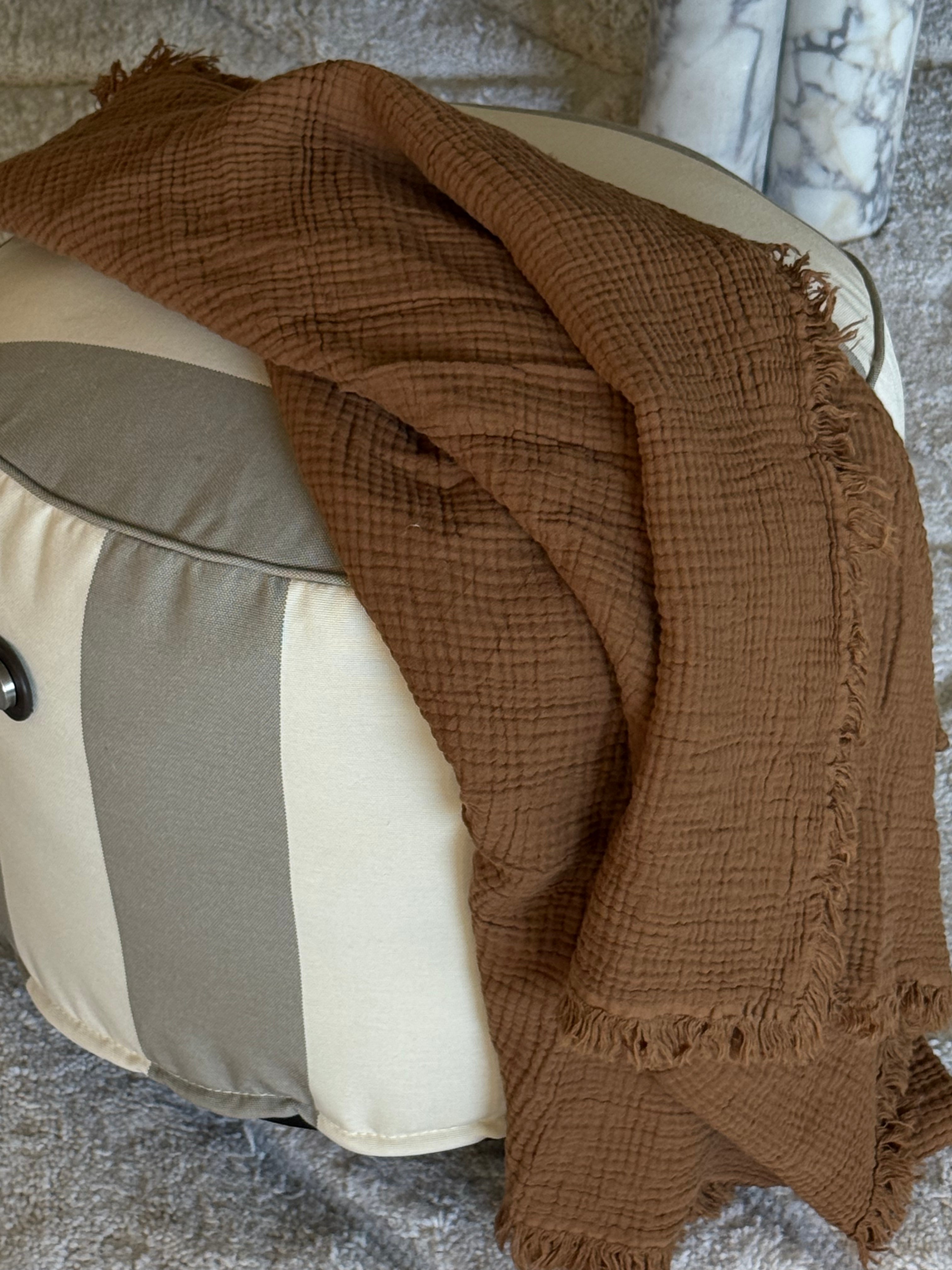 Ekstra soft musselin teppe brun