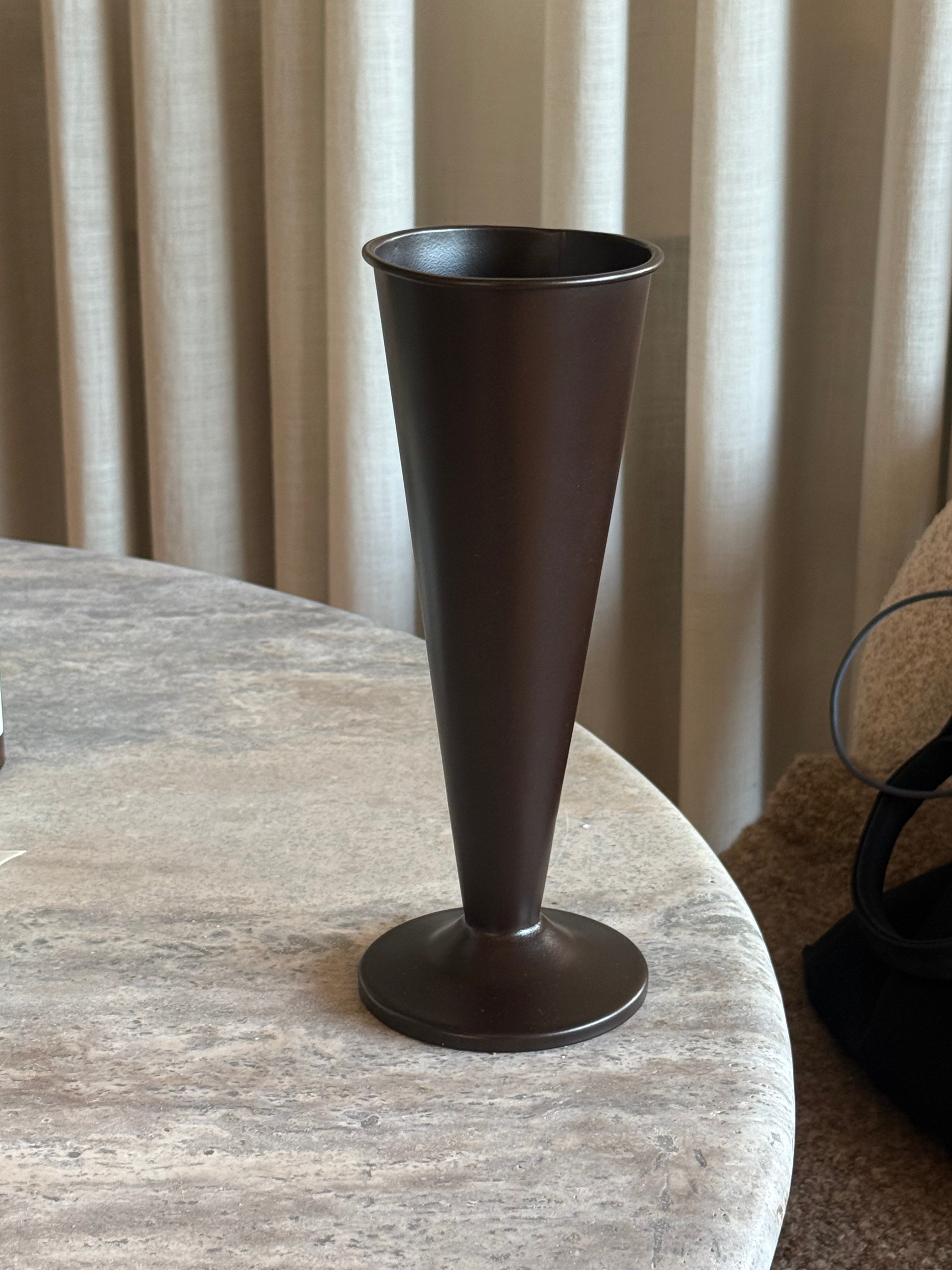 Trumpet vase antikk brun