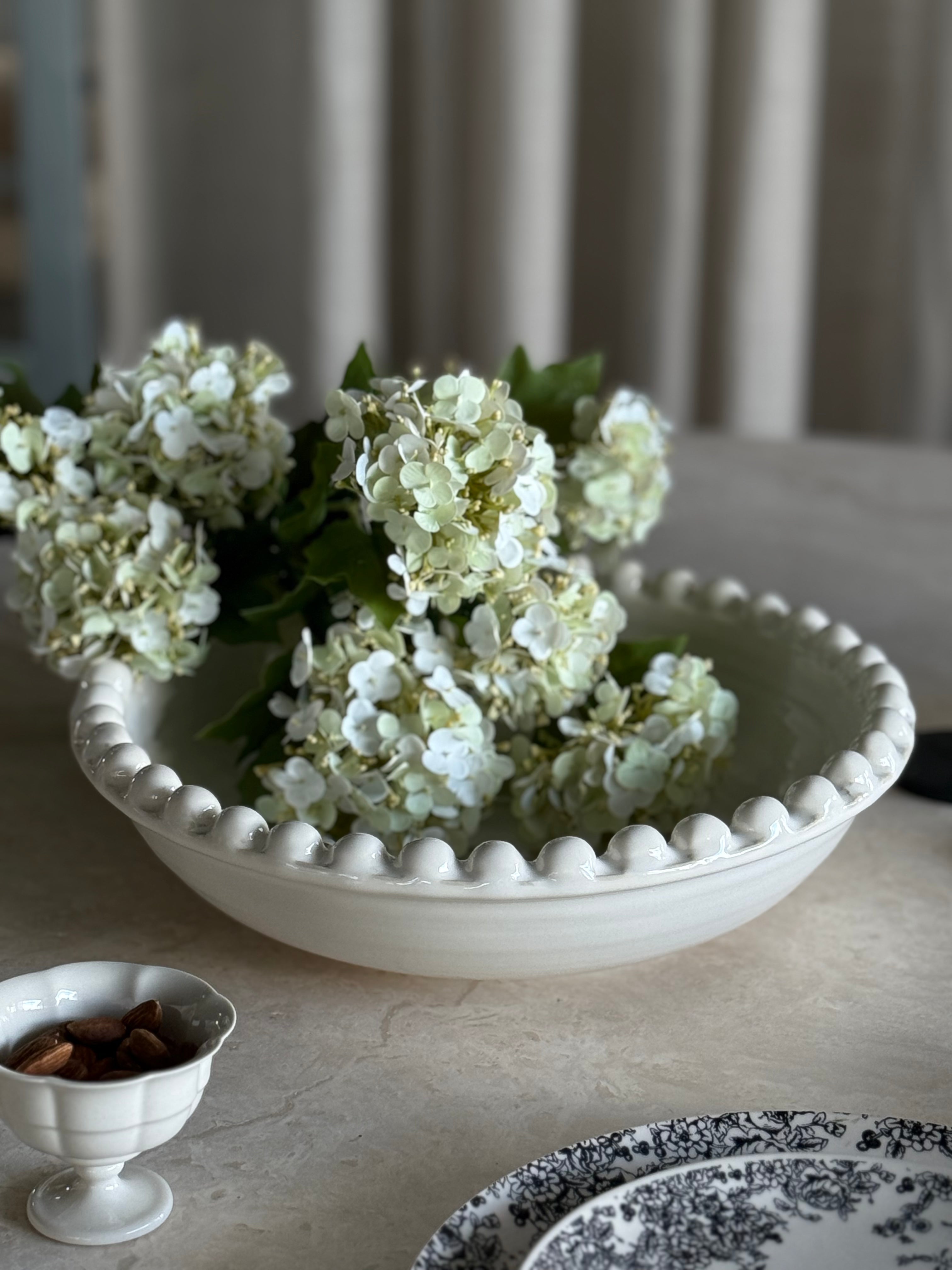 Pearl salatskål i hvit keramikk med perlekant-dekor langs kanten, d: 34 cm h: 9,5 cm