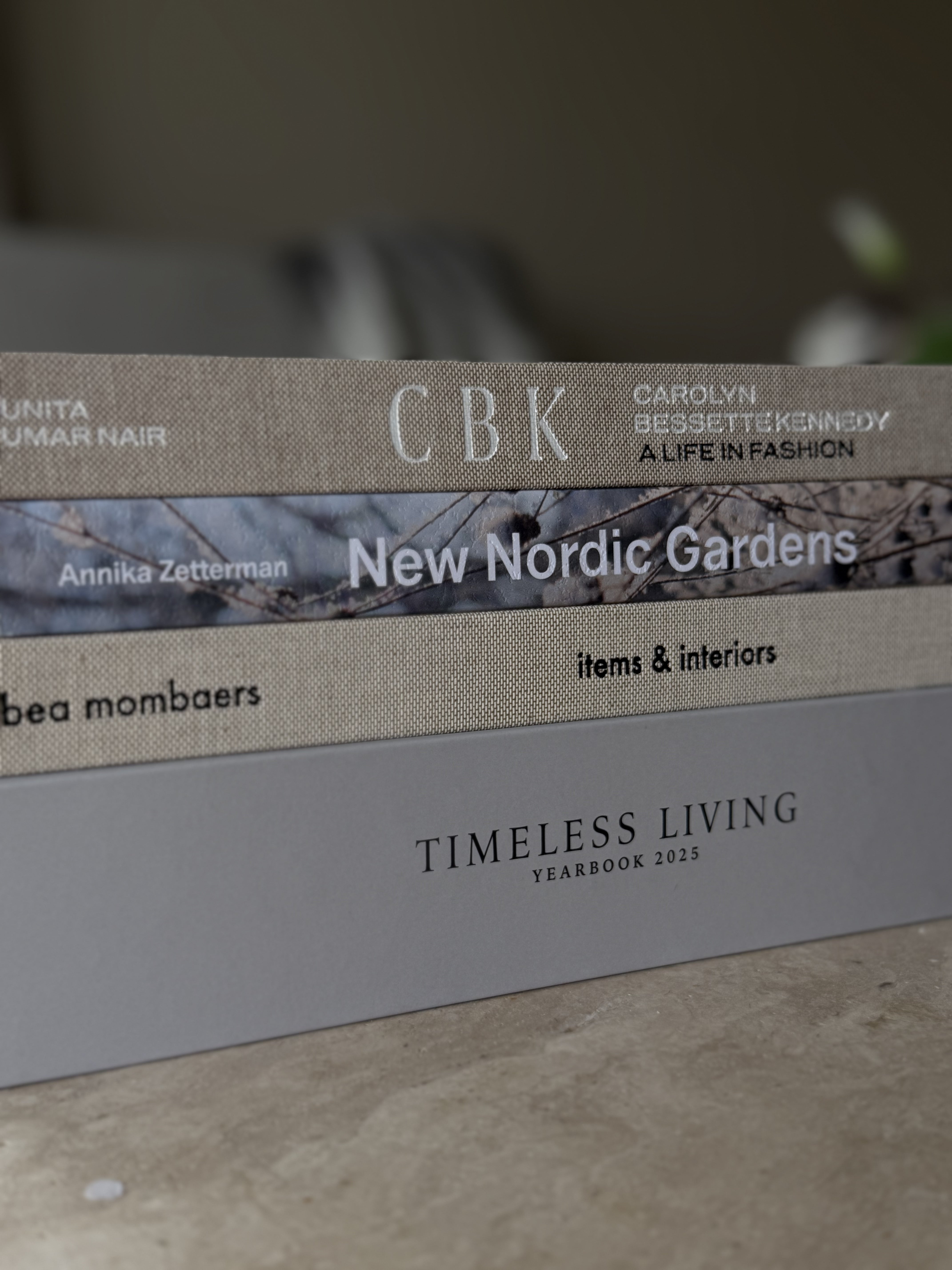 Timeless Living Yearbook 2025 hardcover liggende på flate, rygg og bindingskvalitet synlig