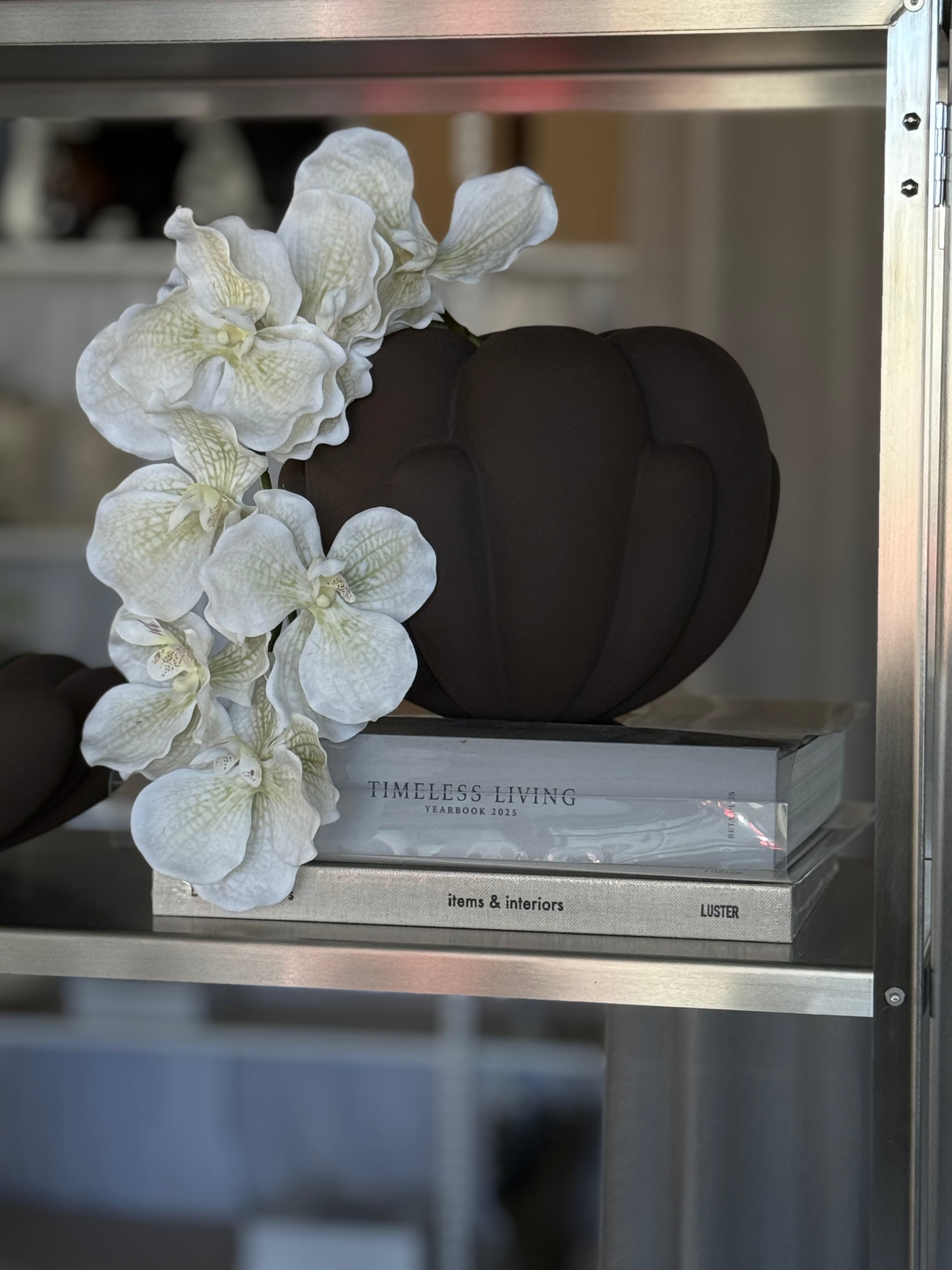 Fiora vase mocca petite i betongfiber, organisk skulpturell form med varm mokkafinish, H: 18 cm