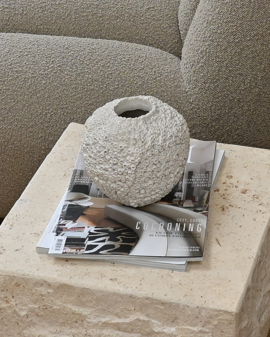 Sunao Beehive petit vase i miljø – bikubetekstur spiller mot naturlig lys og overflate