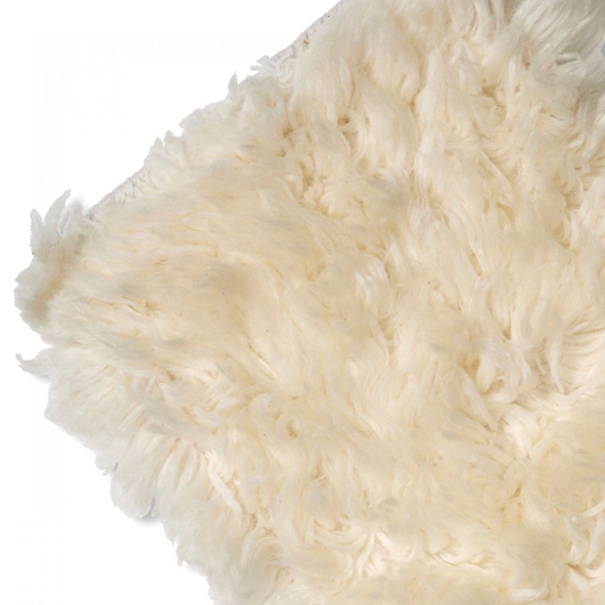 Cloud ullteppe – nærbilde av fluffy ulloverflate i naturhvit, viser tekstur og dybde i håndvevd lugg